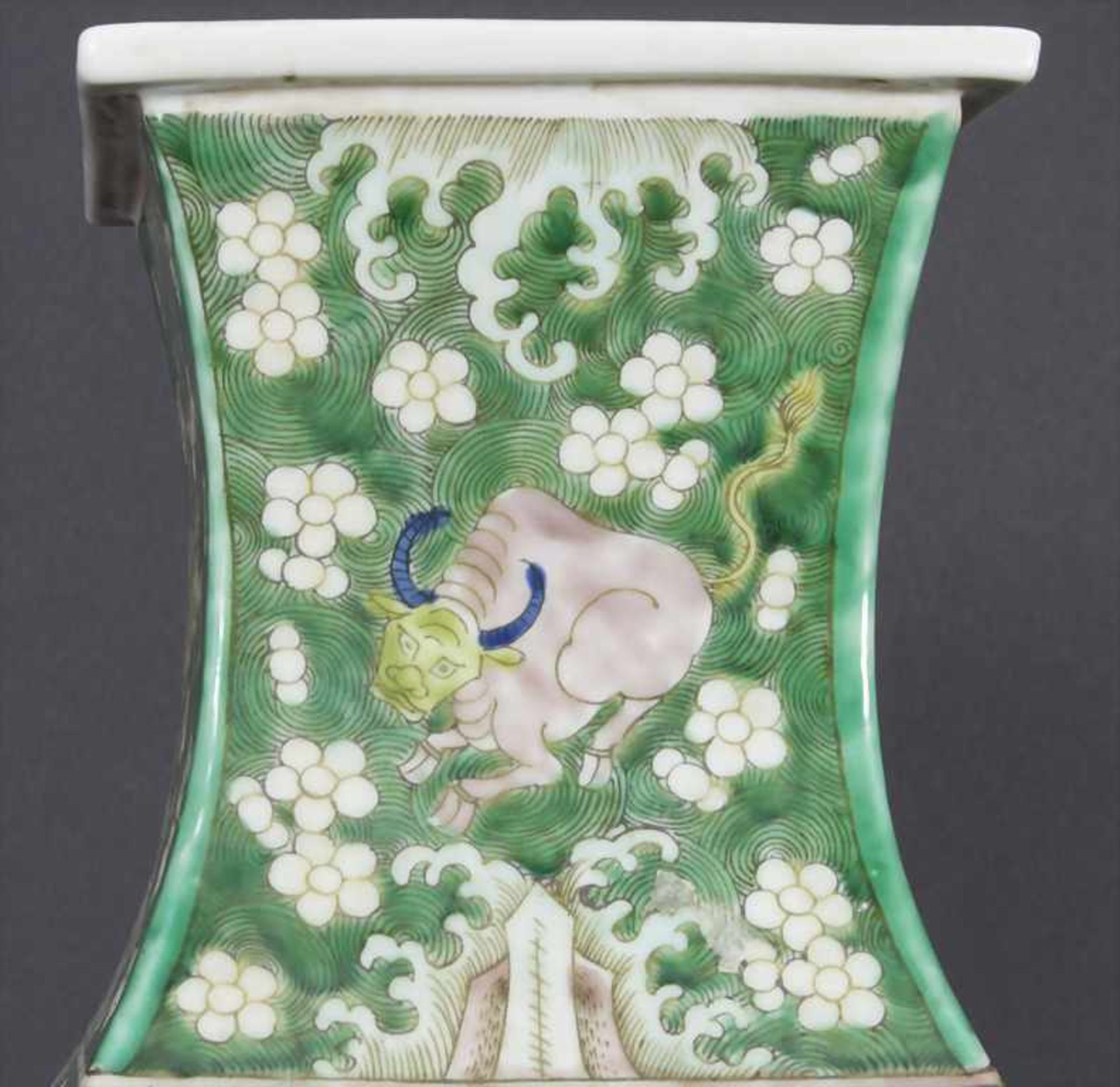 Ziervase, China, späte Qing-Dynastie, 19./20. Jh.Material: Porzellan, polychrom bemalt,Marke/ - Bild 6 aus 17