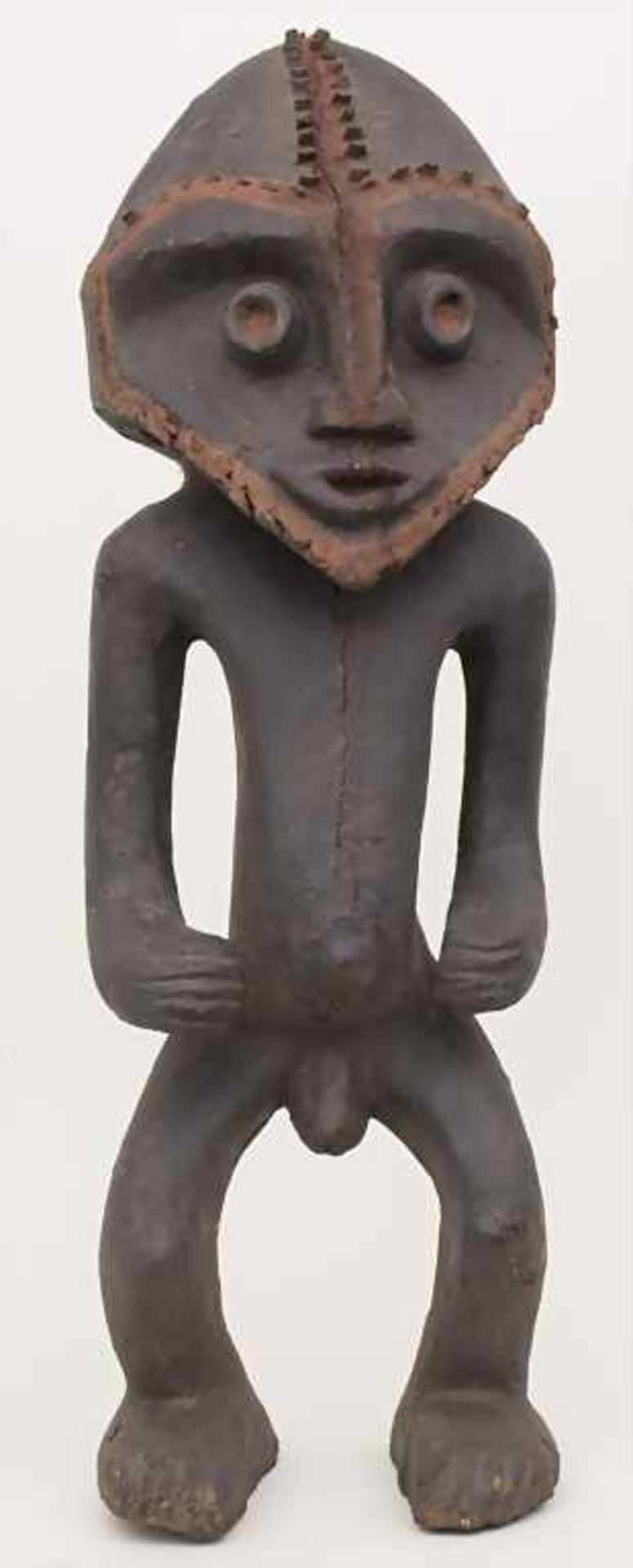 Männlicher Fetisch / A male fetish, Mambila, KamerunMaterial: schweres Holz, Gesicht und Augen rot