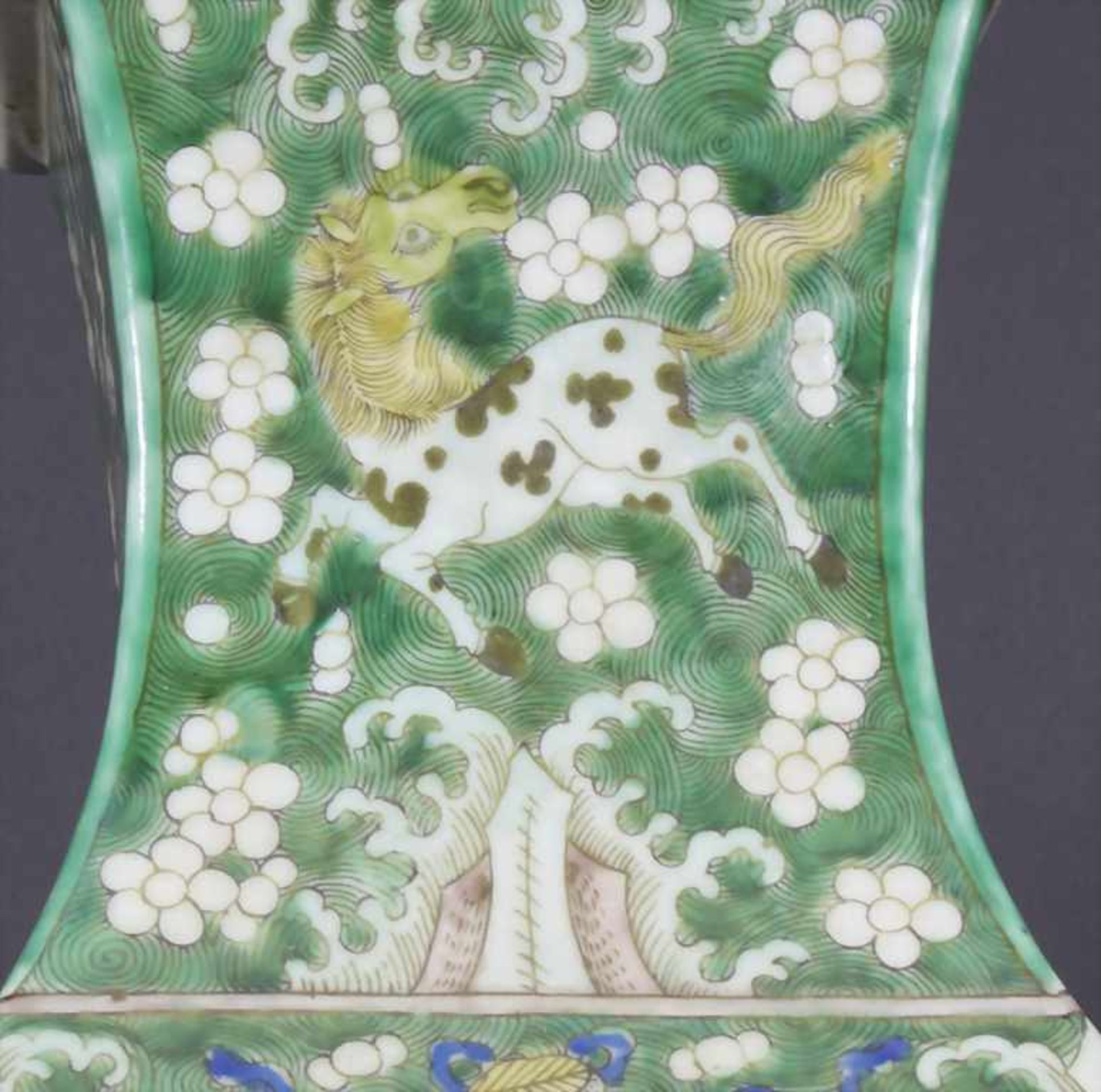 Ziervase, China, späte Qing-Dynastie, 19./20. Jh.Material: Porzellan, polychrom bemalt,Marke/ - Bild 8 aus 17