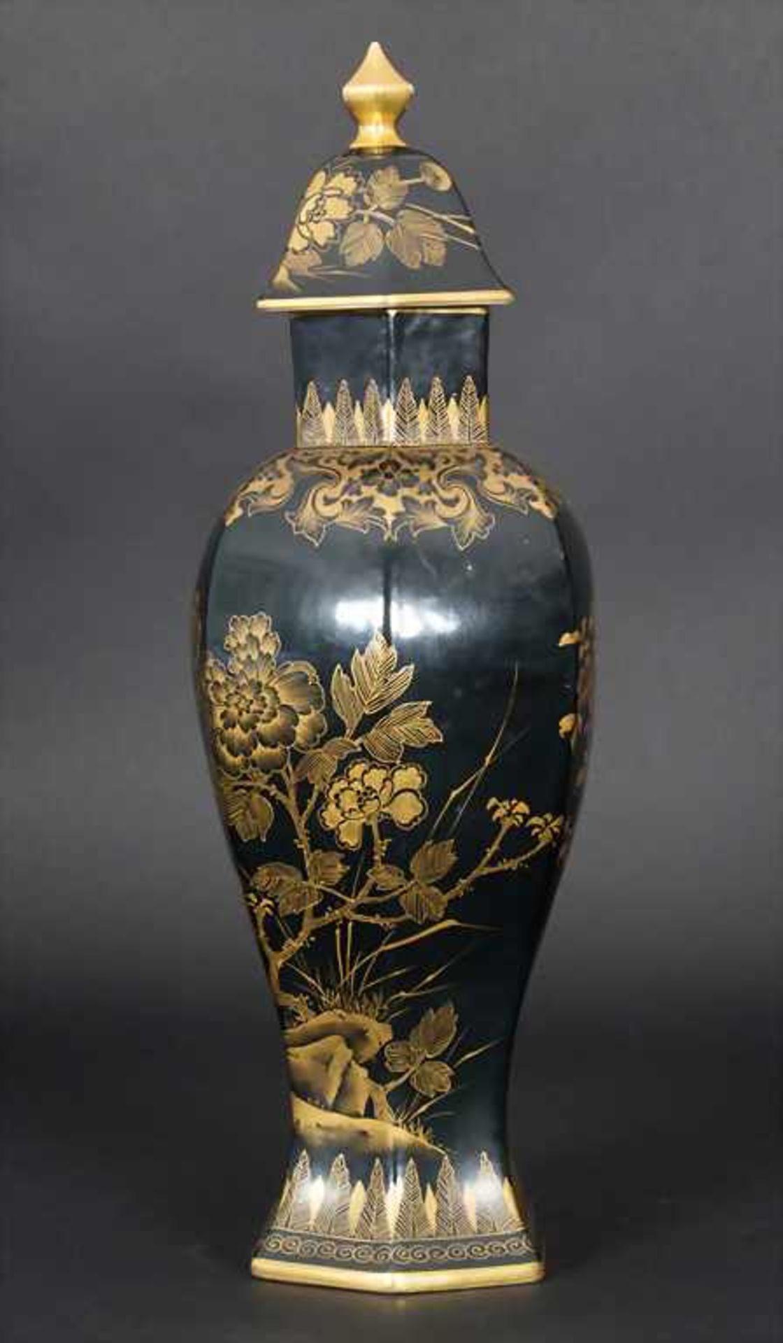 Deckelvase / A lidded vase, Edmé Samson, Paris, um 1900Material: Porzellan, Goldmalerei, auf schwarz - Bild 2 aus 9