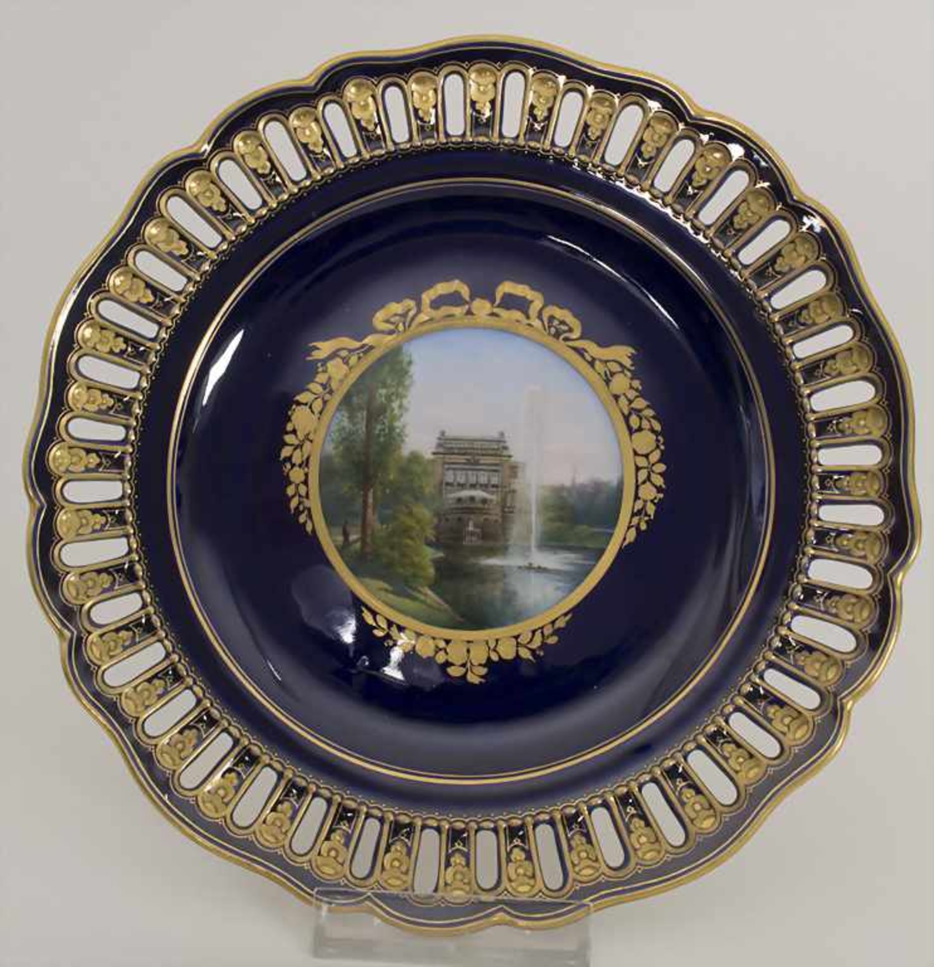 Ansichtenteller / A plate, Meissen, 19. Jh.Material: Porzellan, bemalt u. glasiert, Rand