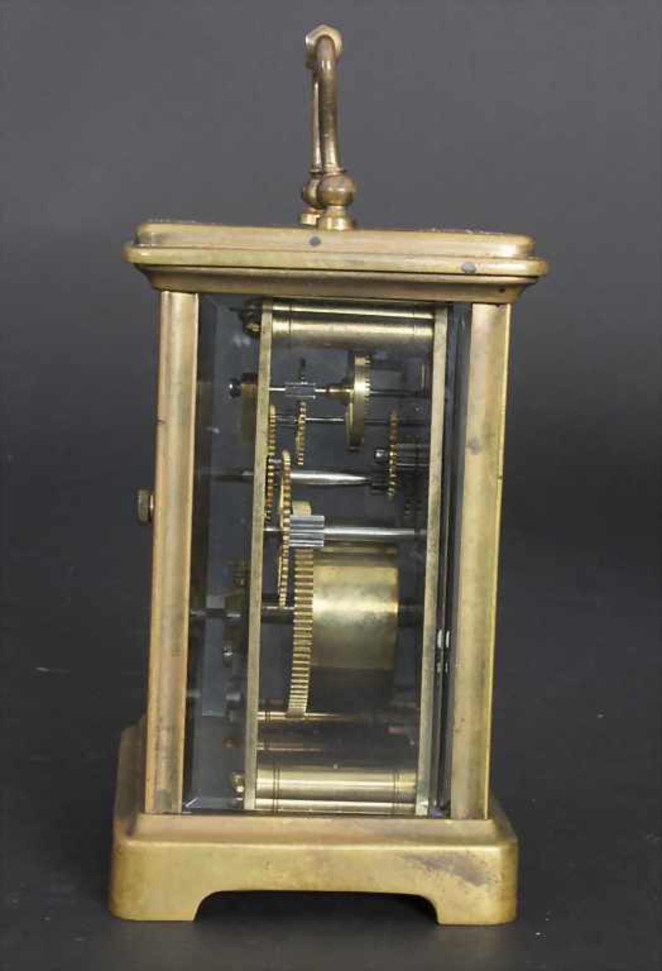Reiseuhr / A travel clock, um 1900Material: Reiseuhr im Etui, mit Aufzug-Schlüssel,Gehäuse: rundum - Image 5 of 7