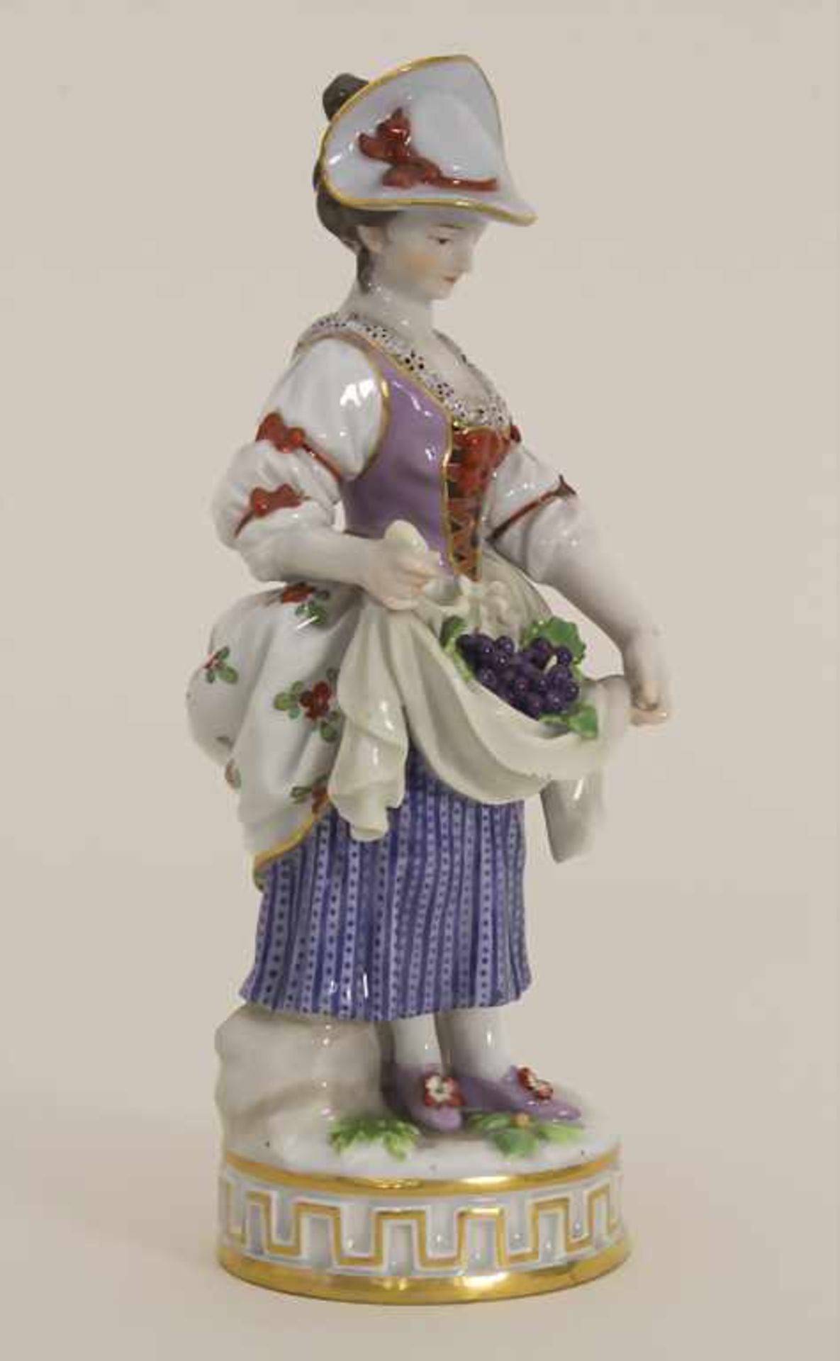 Dame / Gärtnerin mit Trauben / A lady / gardener with grapes, Michel Victor Acier, Meissen, um