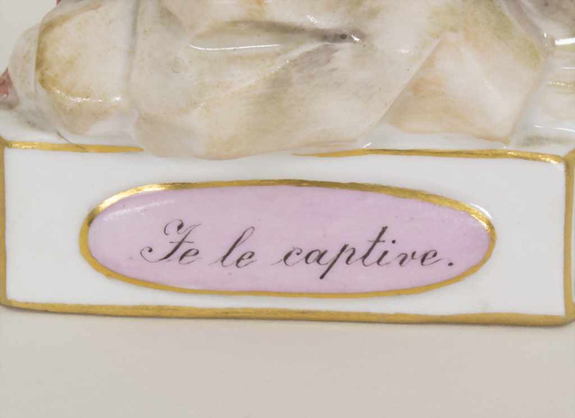 Devisenkind 'Je le captive' / A cupid putting a heart in a cage, Michel Victor Acier, Meissen, um - Bild 5 aus 6