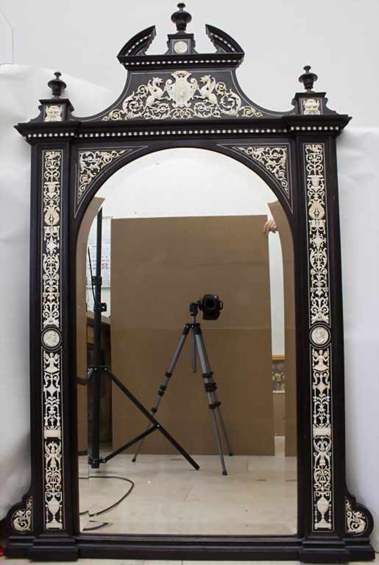 Prunkspiegel / A splendid mirror, wohl Italien, um 1860/70Material/Technik: schwarz ebonisierte - Bild 7 aus 7