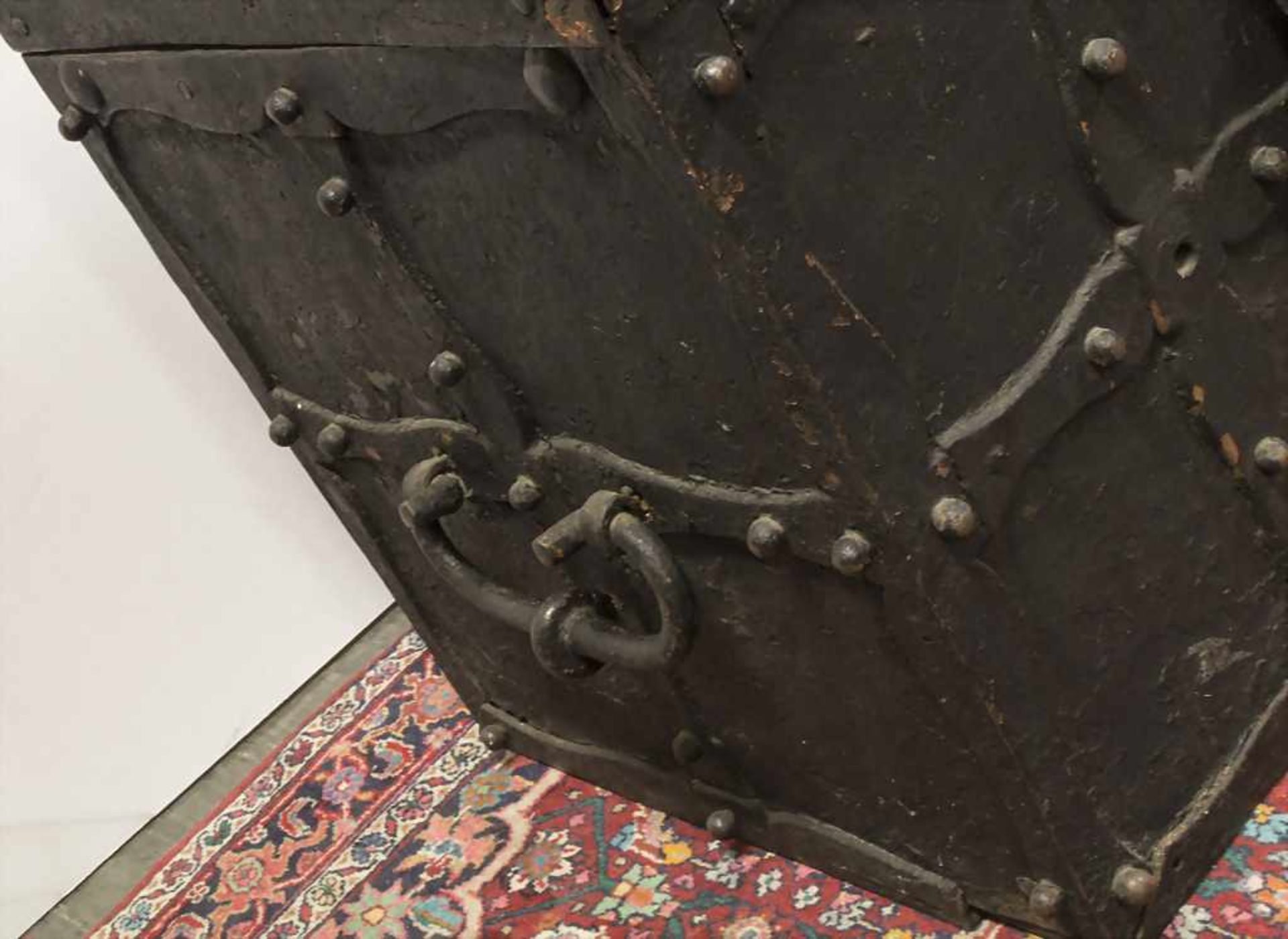 Eisentruhe als Kriegskasse / An iron (war) chest, 18. Jh.Material: Eisen, 1 schweres Außen-Schloss - Image 10 of 16