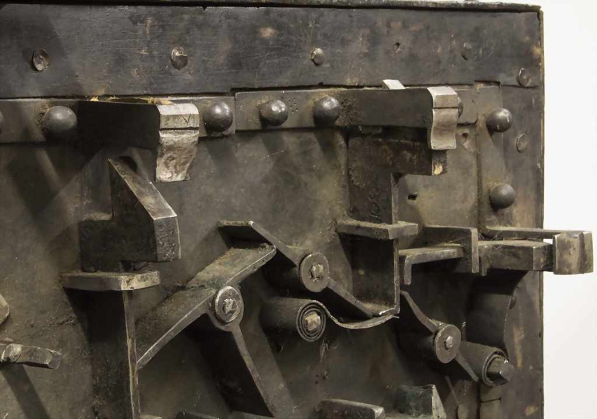 Eisentruhe als Kriegskasse / An iron (war) chest, 18. Jh.Material: Eisen, 1 schweres Außen-Schloss - Image 15 of 16