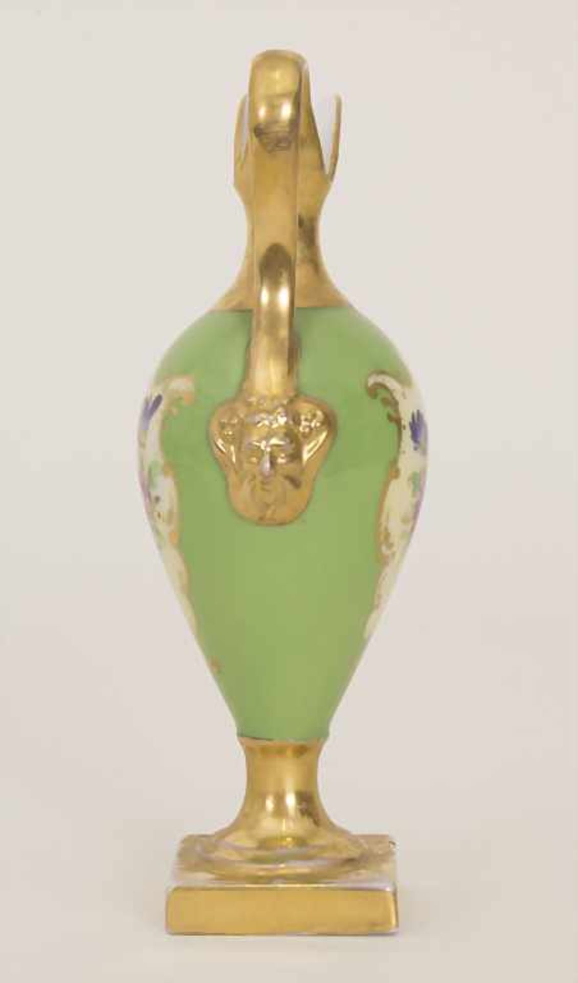 Kleine Henkelkanne mit Blumenbouquets / A small jug with handle, um 1880Material: Porzellan, - Bild 4 aus 8