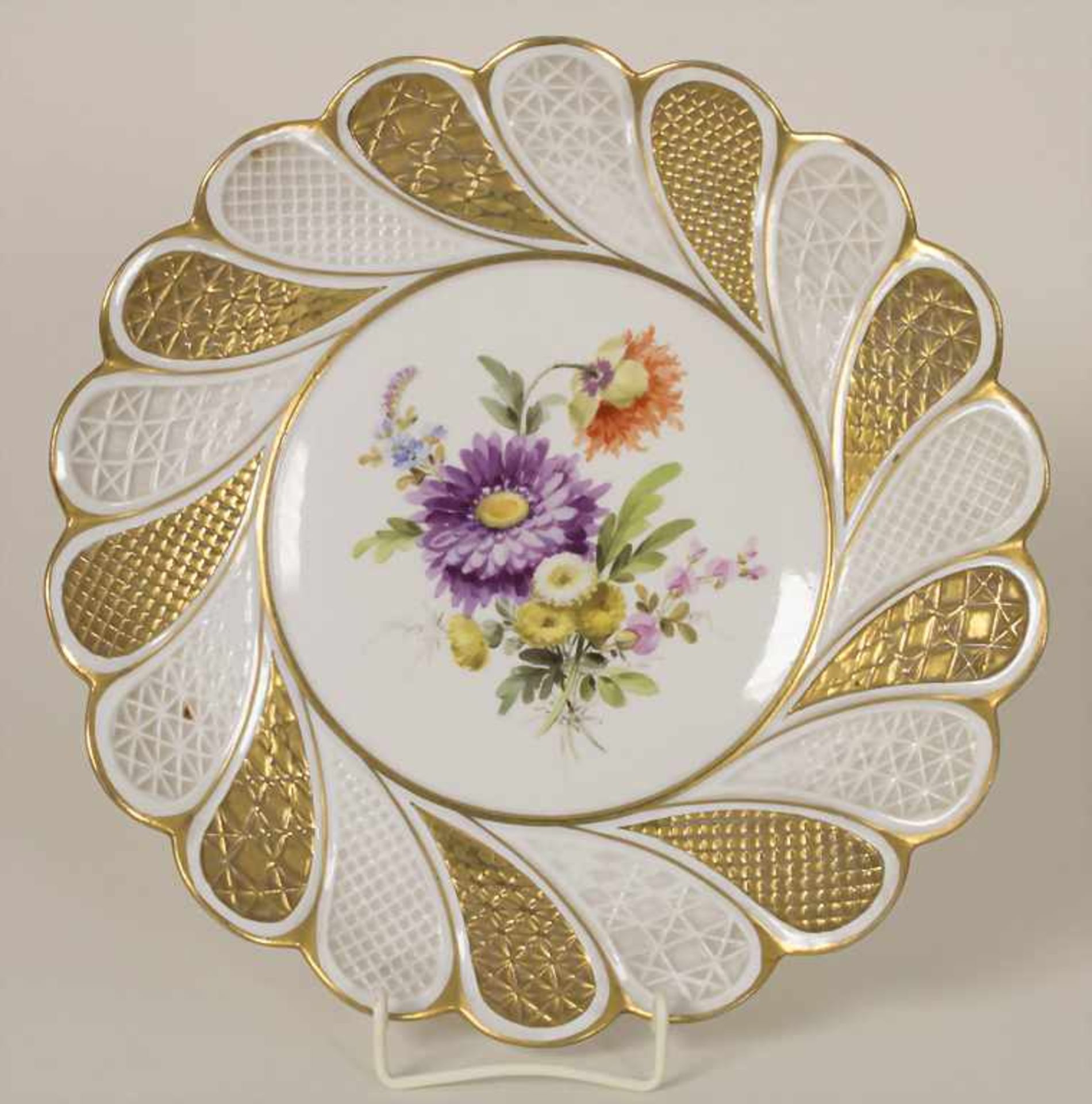 Fächerteller mit Blumenmalerei / A fan shaped plate with flowers, Meissen, 1860-1924Material: