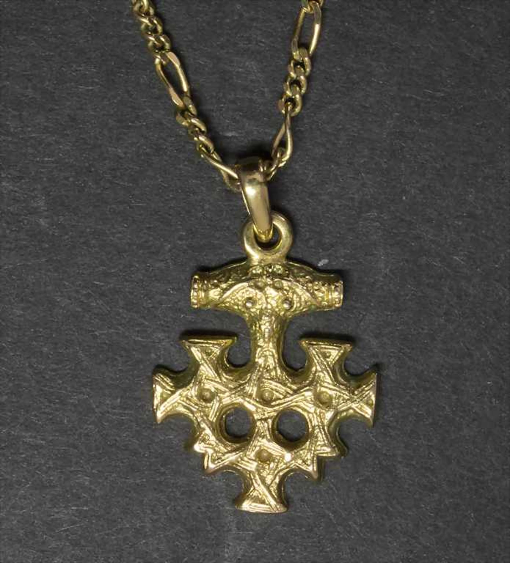 Goldkette mit Kreuzanhänger / A necklace in gold with cross pendantMaterial: Gelbgold 8 Kt. 333/000,