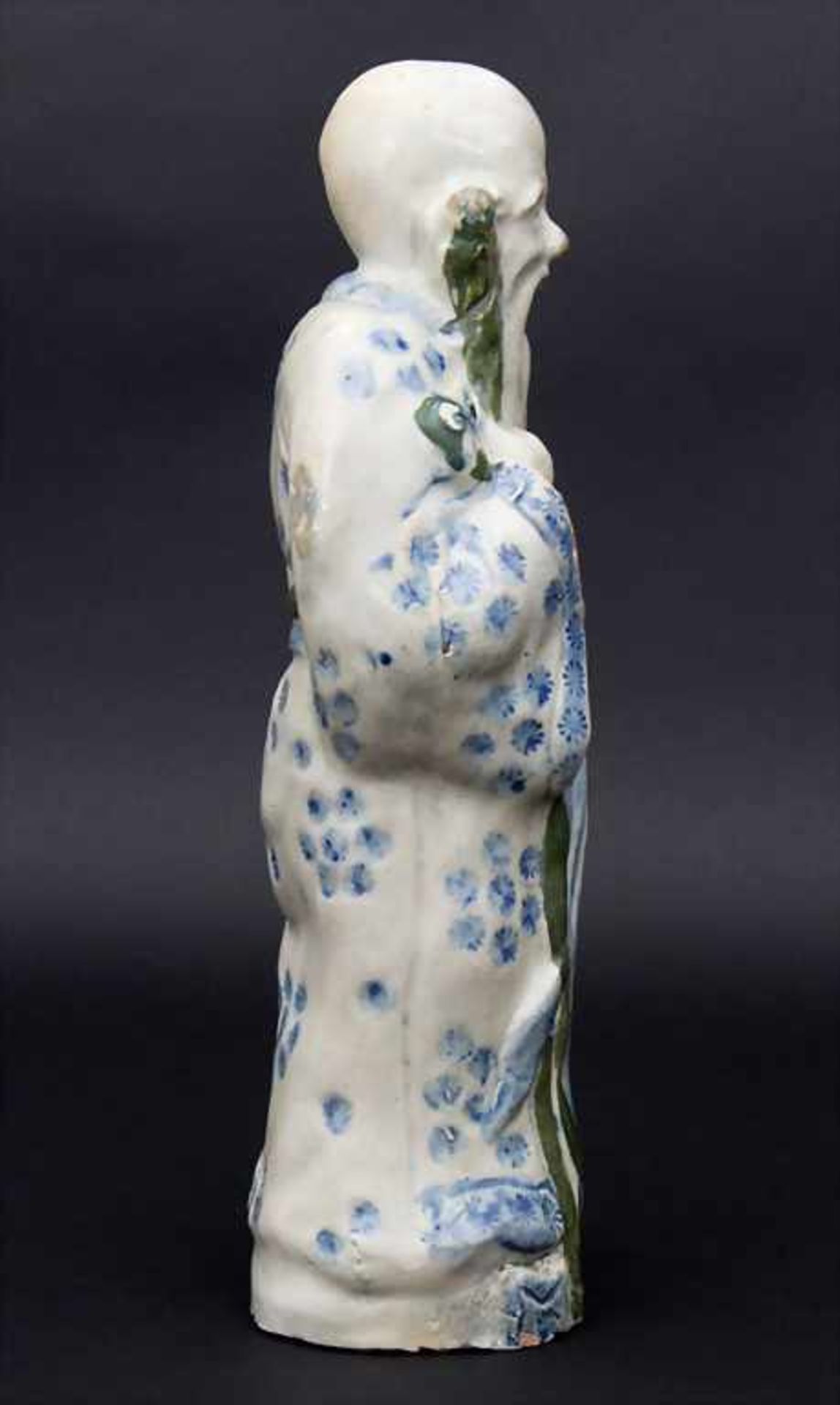 Mönch mit Stab und Glückspfirsich, China, Qing Dynasie, 18. Jh.Material: Keramik, handgeformt, - Bild 4 aus 6