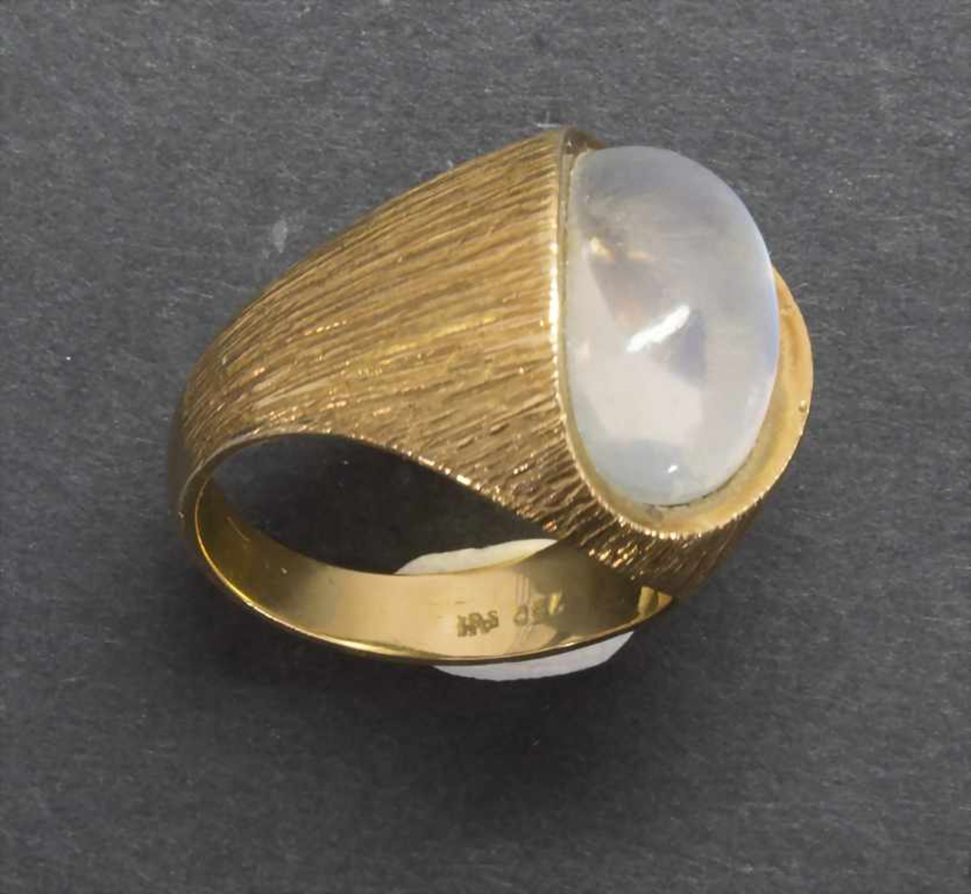 Damenring mit Mondstein / A ladies ring with moonstoneMaterial: Gelbgold 750/000 18 Kt, Mondstein, - Bild 3 aus 4