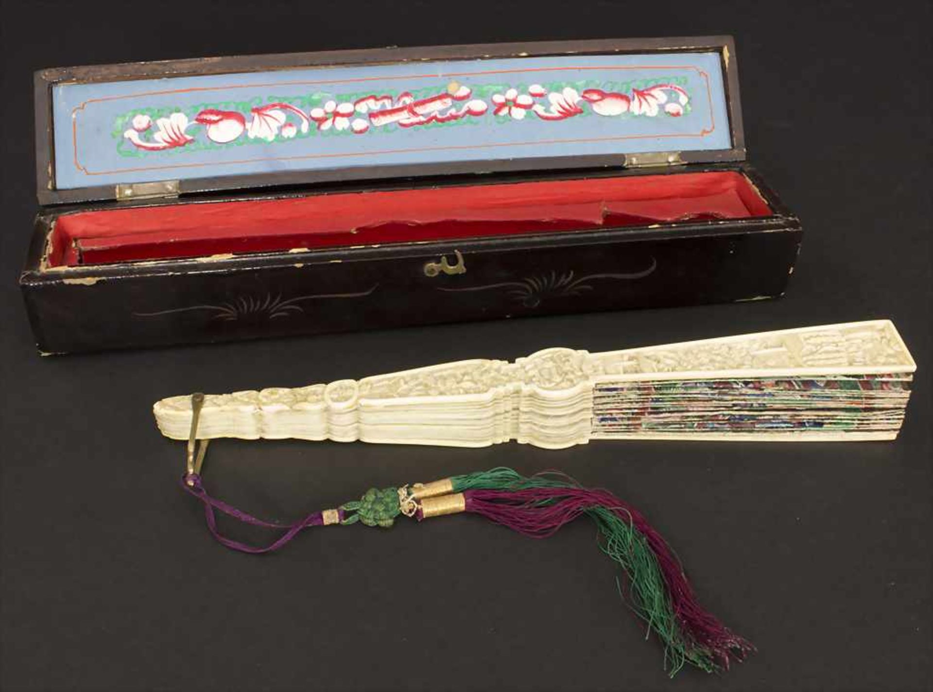 Fächer in originaler Holzschatulle, China, Qing-Dynastie, 18./19. Jh.Material: fein beschnitzt und - Bild 2 aus 16