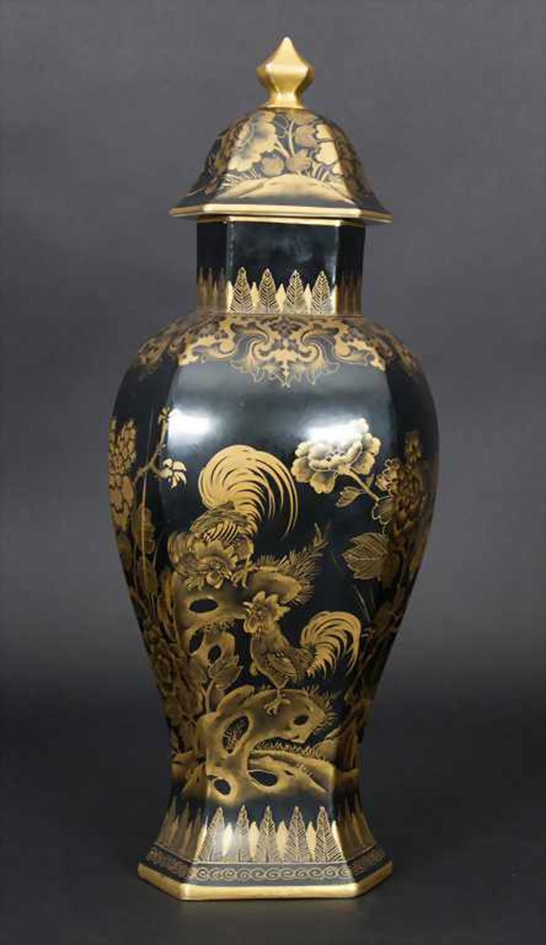 Deckelvase / A lidded vase, Edmé Samson, Paris, um 1900Material: Porzellan, Goldmalerei, auf schwarz
