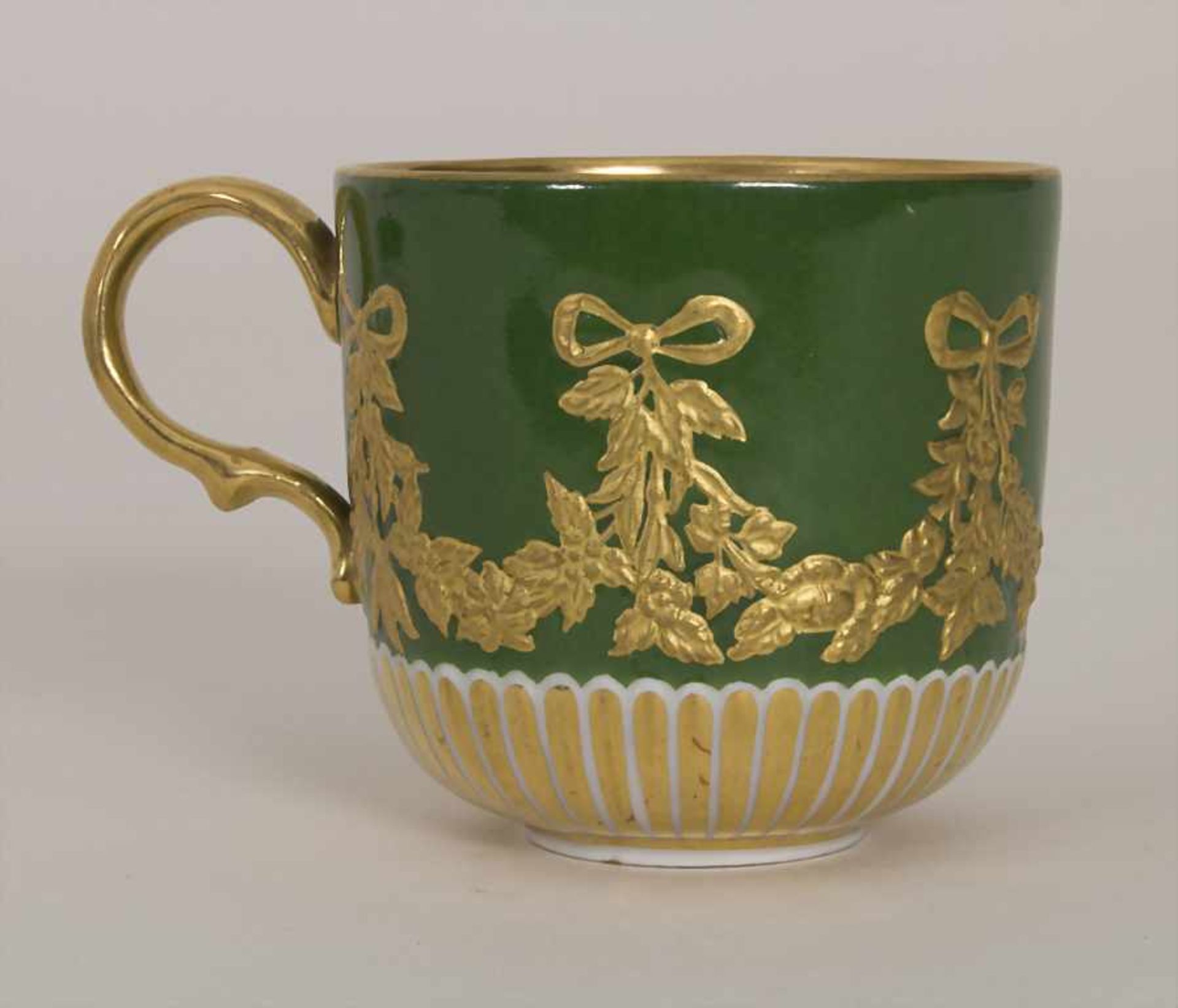 Tasse mit Untertasse / A cup and saucer, KPM, Berlin, um 1915Material: Porzellan, monochrom - Bild 9 aus 11