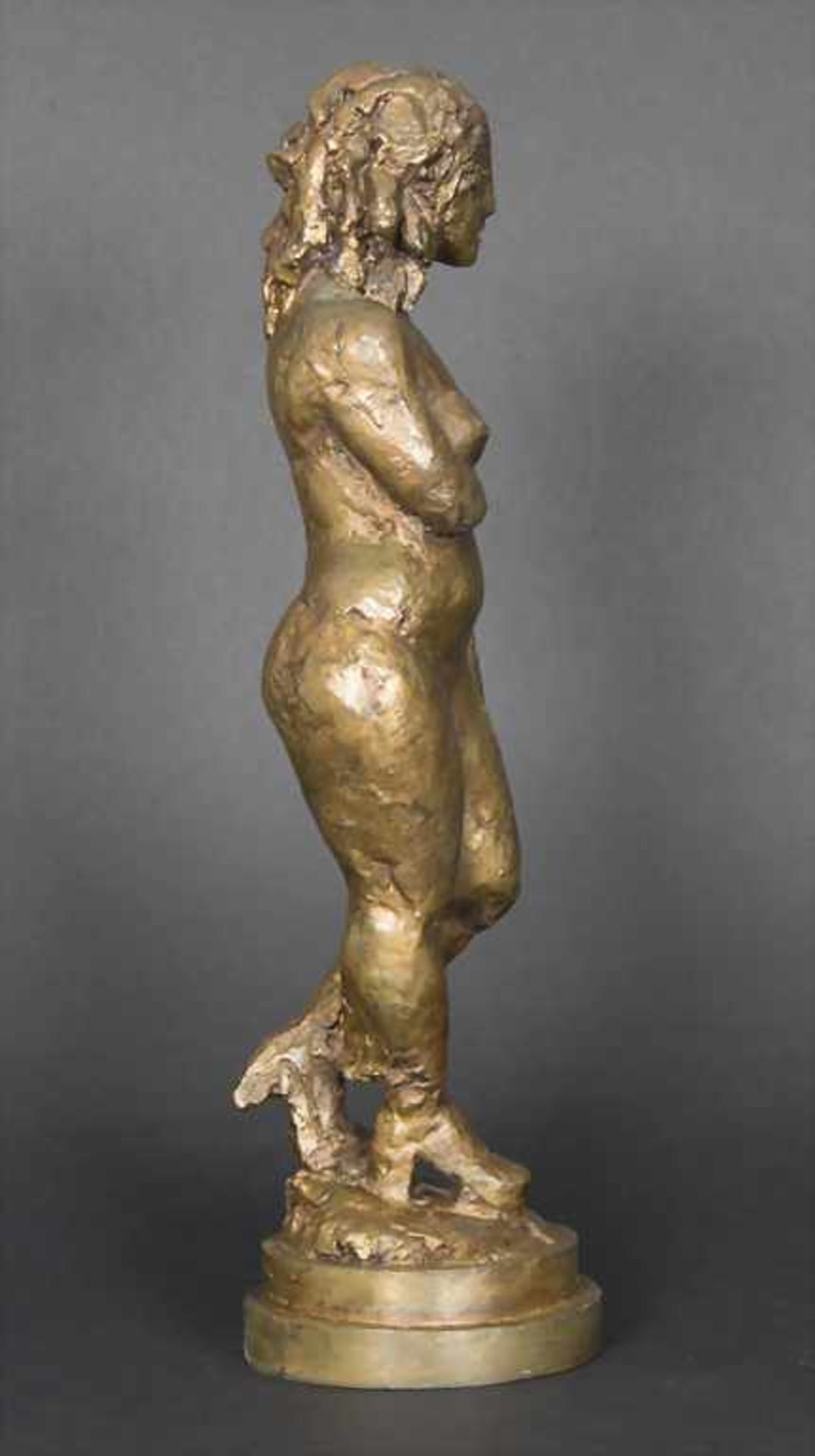 Stehender Mädchenakt, Nina Koch, geb. i. Dahl, (1962-)Material: Bronze, Goldfarben patiniert,Marke/ - Bild 4 aus 7