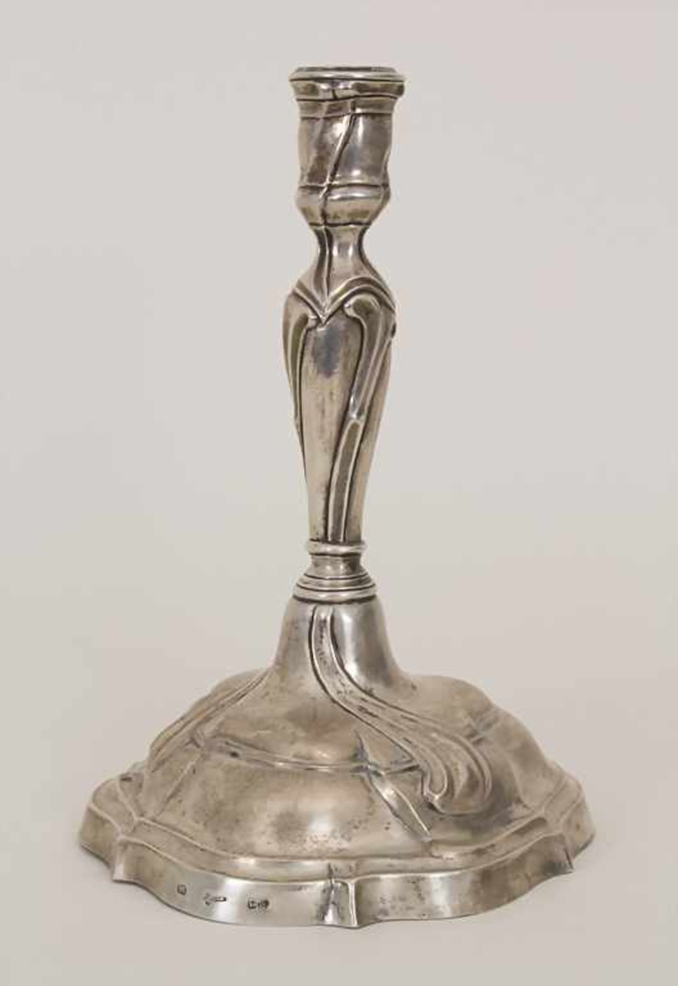 Barock Leuchter / A Baroque silver candlestick, um 1770Material: Silber, 13 Lot, Punzierung: