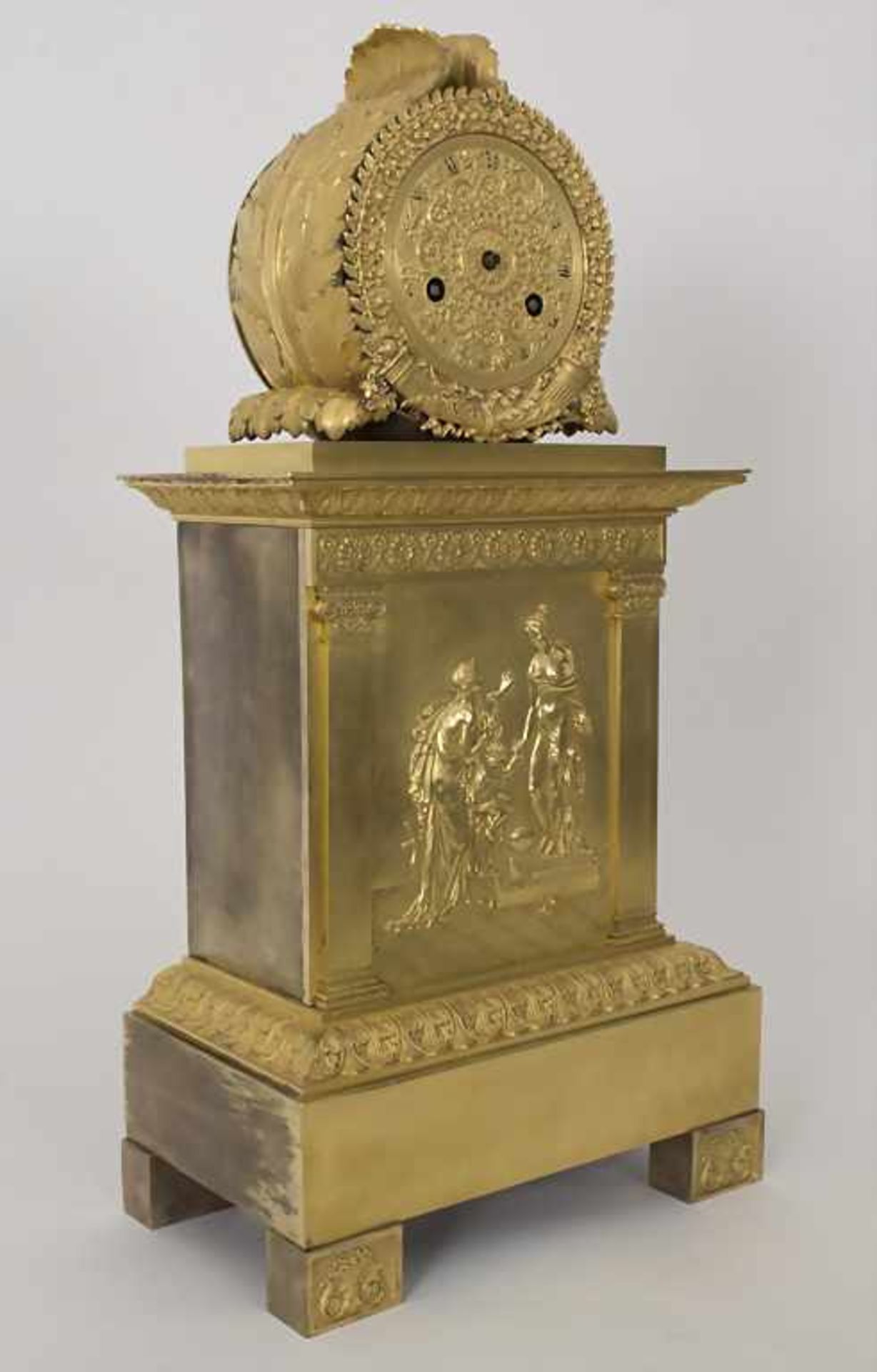Empire Pendule 'Die Künste' / An Empire clock 'The fine arts', Paris, um 1800Gehäuse: Bronze, - Image 2 of 11