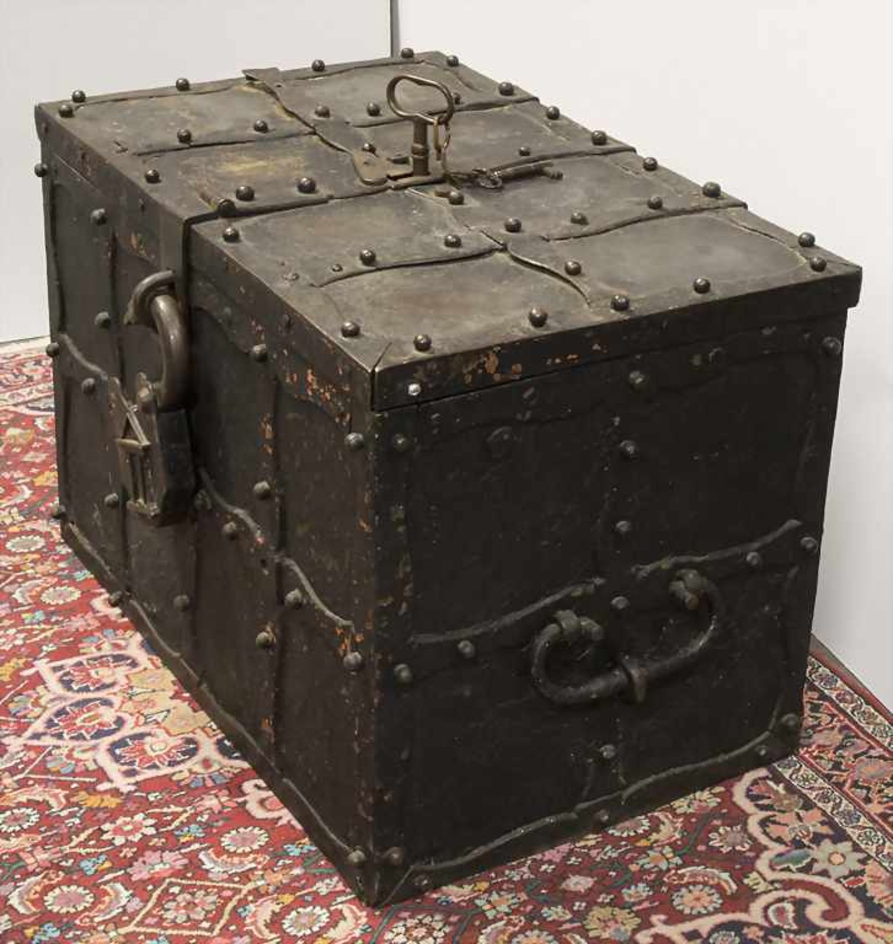 Eisentruhe als Kriegskasse / An iron (war) chest, 18. Jh.Material: Eisen, 1 schweres Außen-Schloss - Image 2 of 16