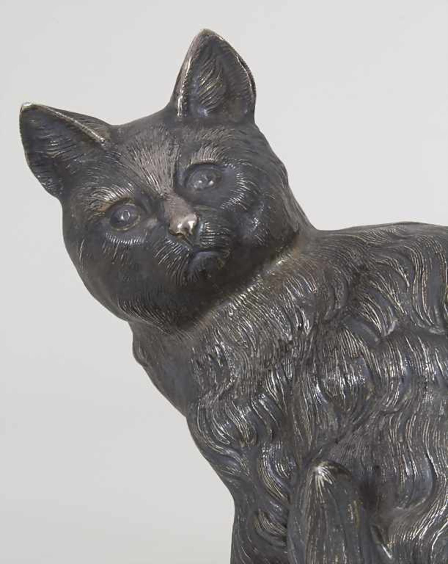 Katze / A silver cat, Italien, 20. Jh.Material: Silber 800, plastisch ausgeformte sitzende Katze, - Image 5 of 7