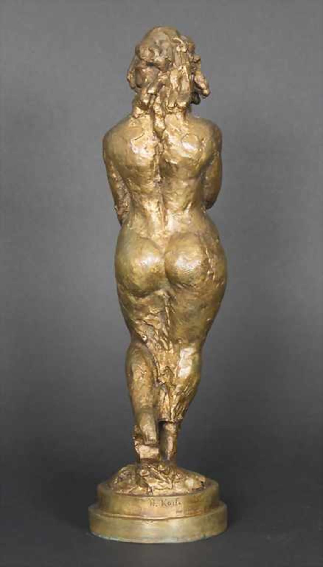 Stehender Mädchenakt, Nina Koch, geb. i. Dahl, (1962-)Material: Bronze, Goldfarben patiniert,Marke/ - Bild 3 aus 7