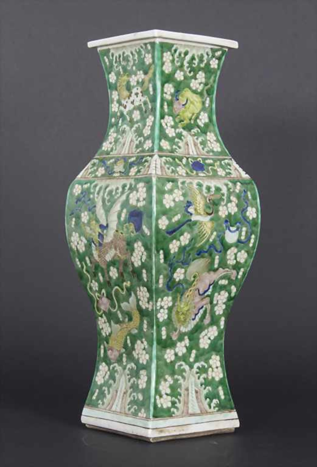 Ziervase, China, späte Qing-Dynastie, 19./20. Jh.Material: Porzellan, polychrom bemalt,Marke/
