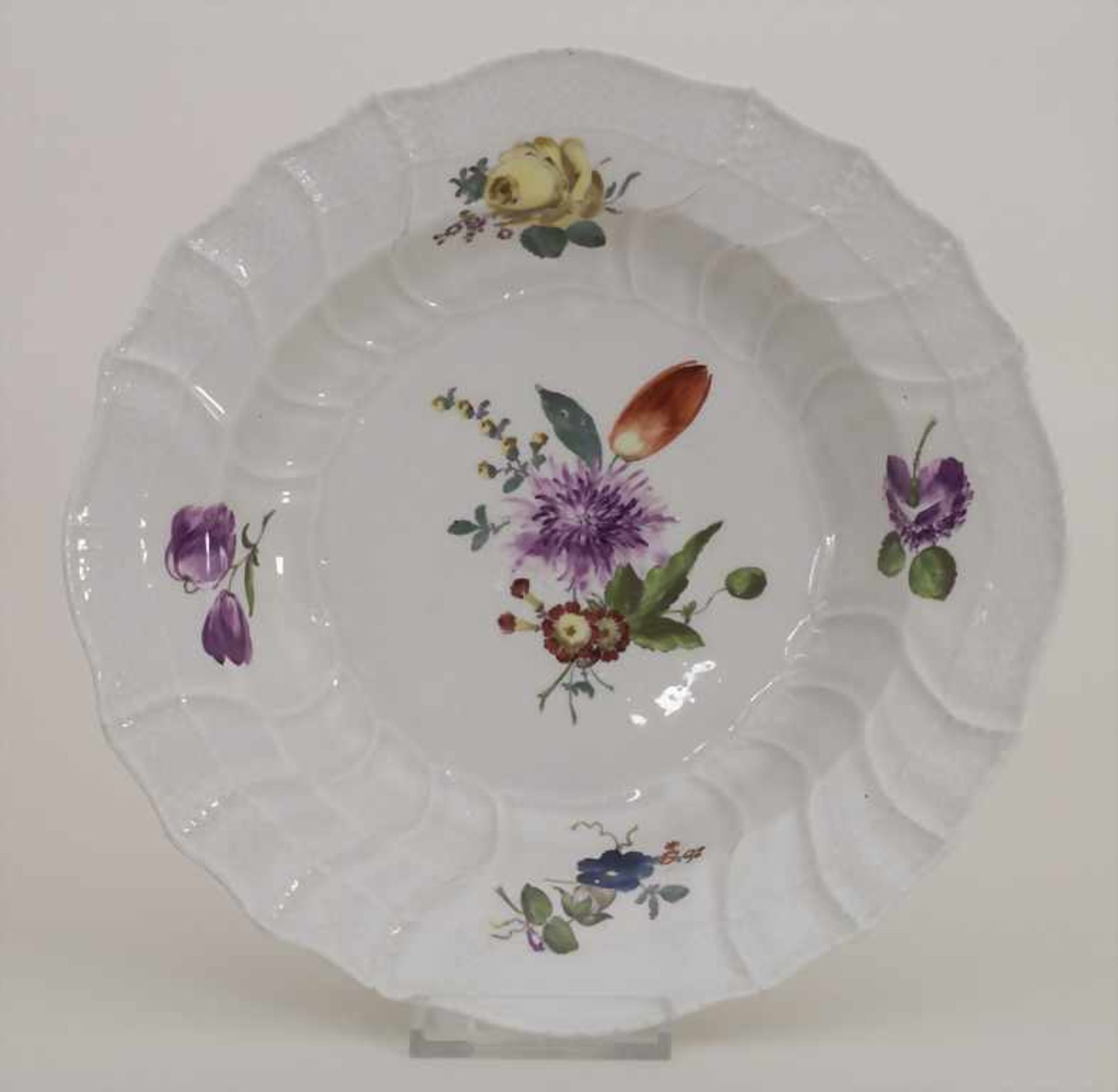 Teller mit Blumenmalerei / A plate with flowers, Meissen, um 1750Material: Porzellan, polychrom