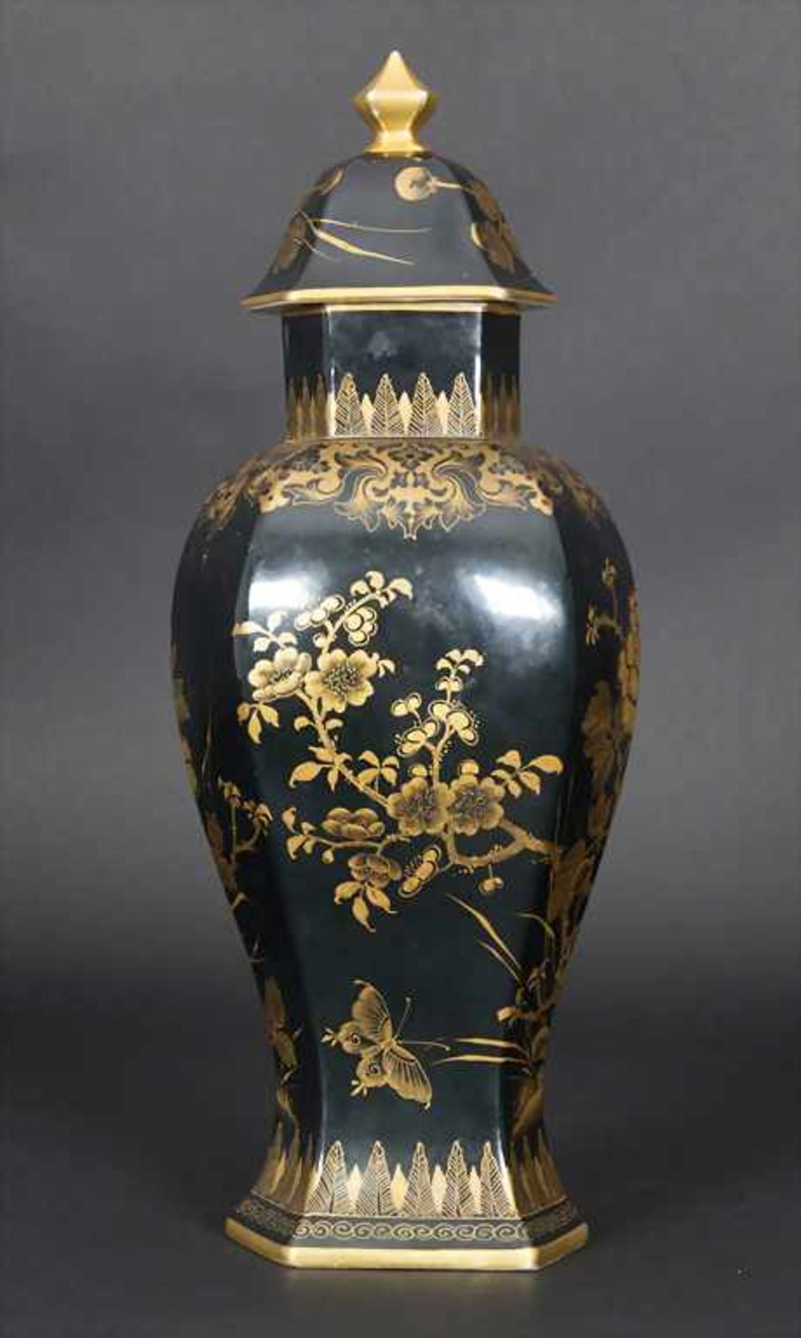 Deckelvase / A lidded vase, Edmé Samson, Paris, um 1900Material: Porzellan, Goldmalerei, auf schwarz - Bild 3 aus 9