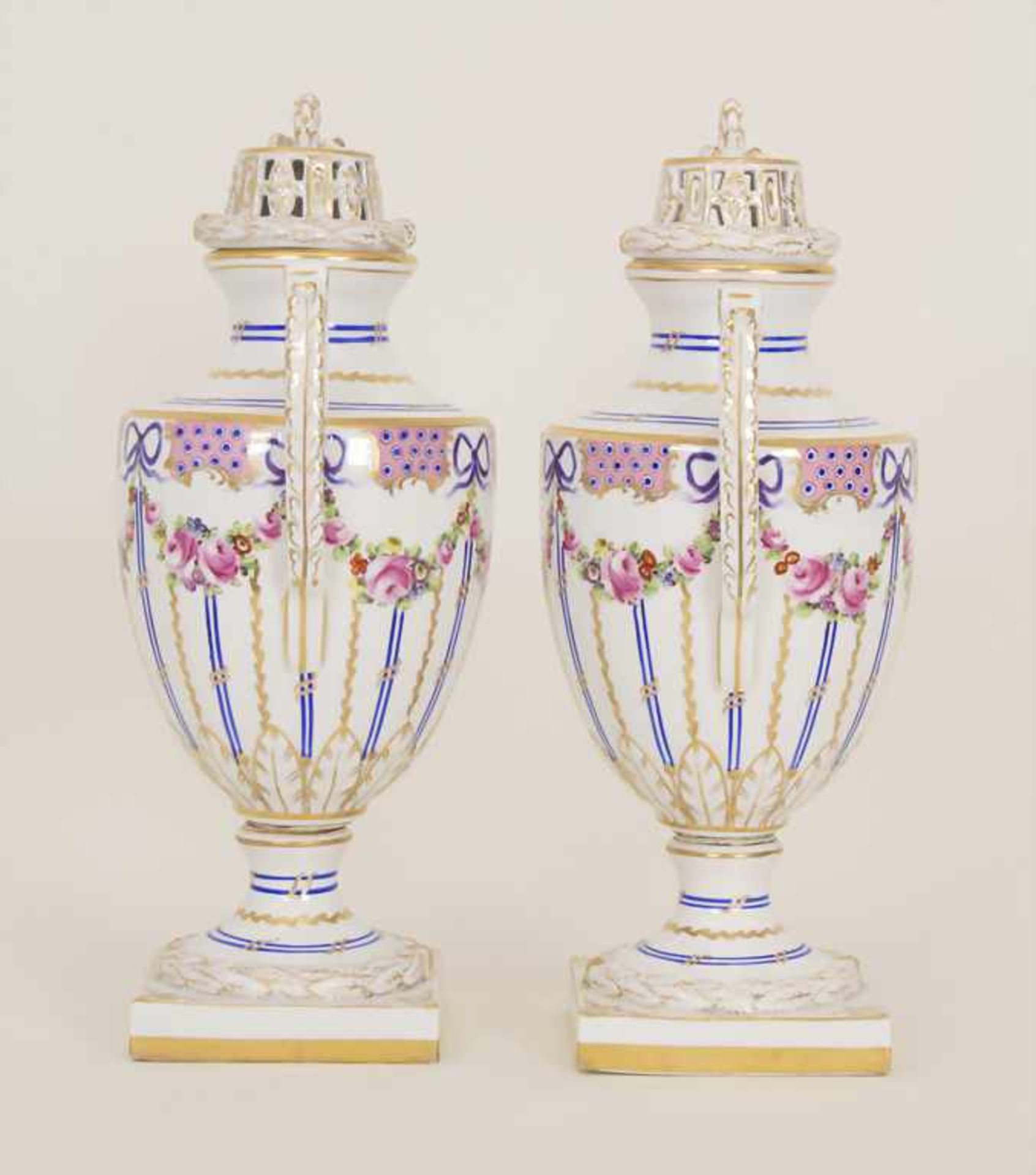Paar Potpourri-Henkelvasen / A pair of potpourri handled vases, Potschappel, um 1900Material: - Bild 4 aus 8