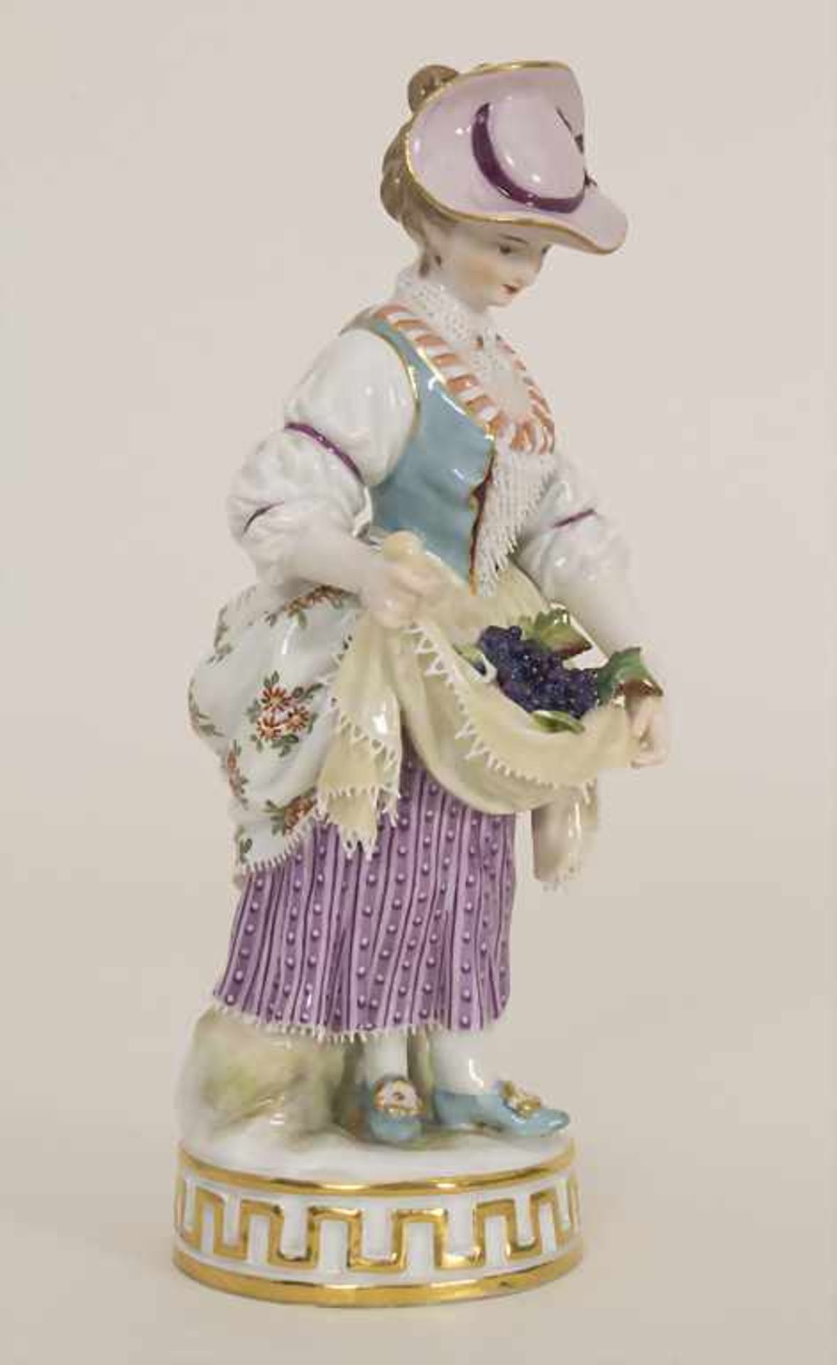 Dame / Gärtnerin mit Trauben / A lady / gardener with grapes, Michel Victor Acier, Meissen, um