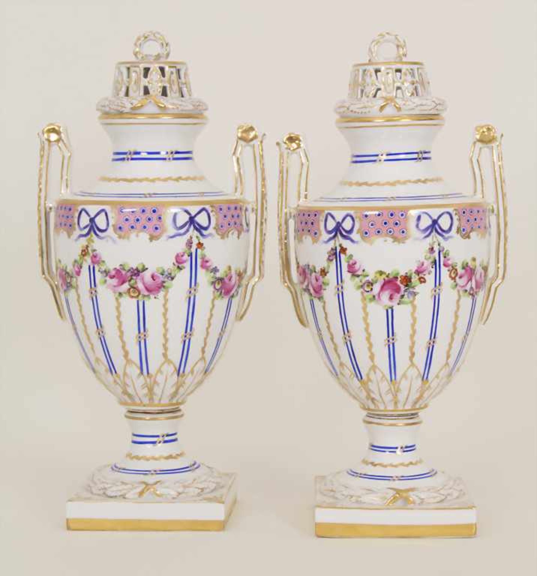 Paar Potpourri-Henkelvasen / A pair of potpourri handled vases, Potschappel, um 1900Material: