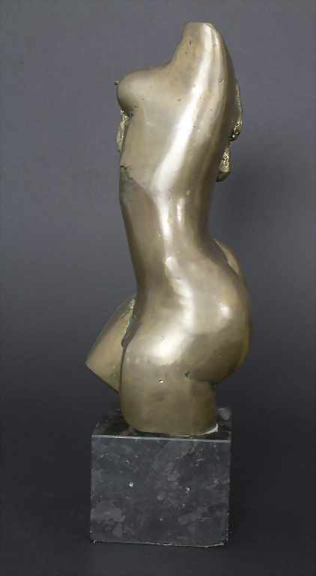 Dako Dakov (*1923), 'Weiblicher Akt' / 'A female nude'Technik: Bronze patiniert, auf Steinsockel - Bild 2 aus 4