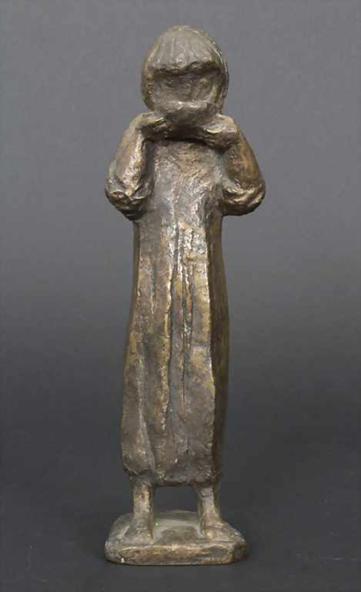 Bronzefigur 'Mädchen aus einer Schale trinkend' / 'A girl drinking from a bowl'Technik: Bronze,