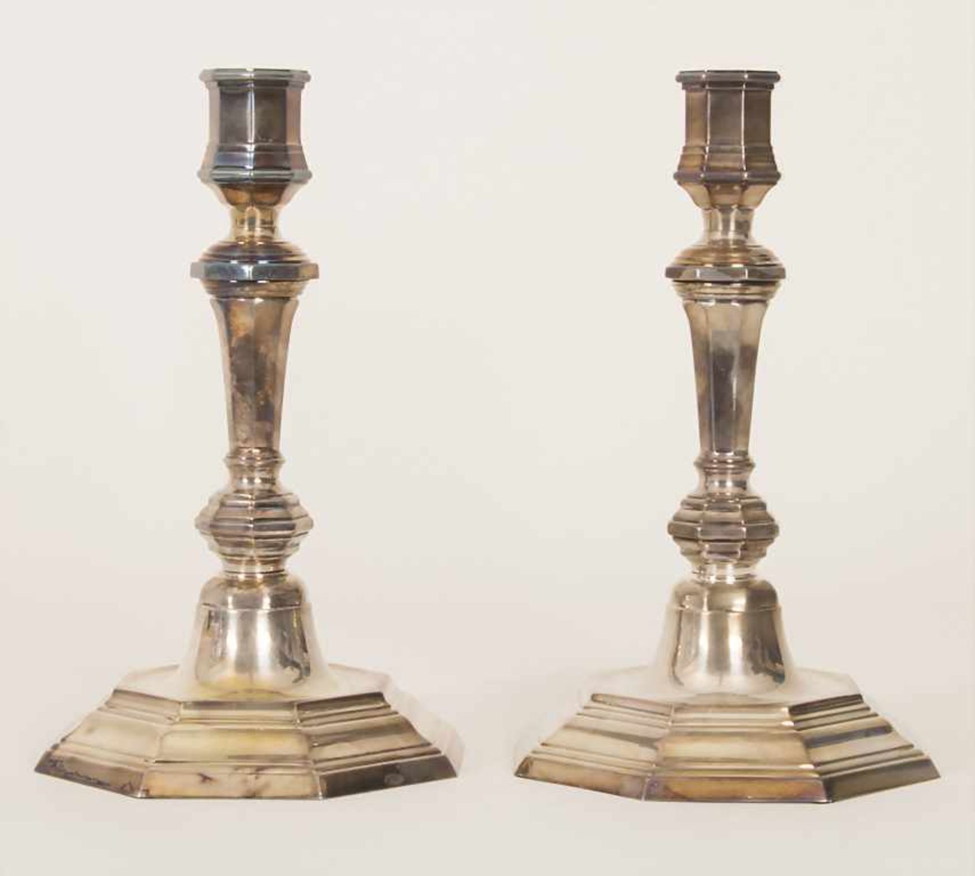 Paar Leuchter im Barockstil / A pair of plated candlesticks, Christofle, Paris, 20. Jh.Material: