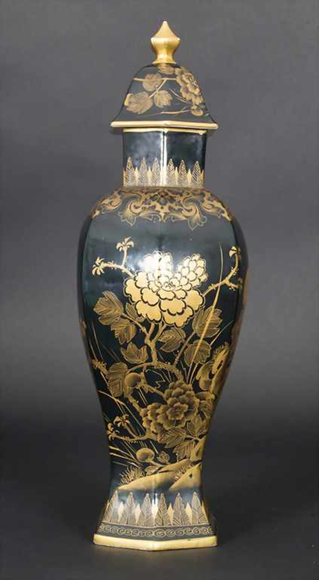 Deckelvase / A lidded vase, Edmé Samson, Paris, um 1900Material: Porzellan, Goldmalerei, auf schwarz - Bild 4 aus 9
