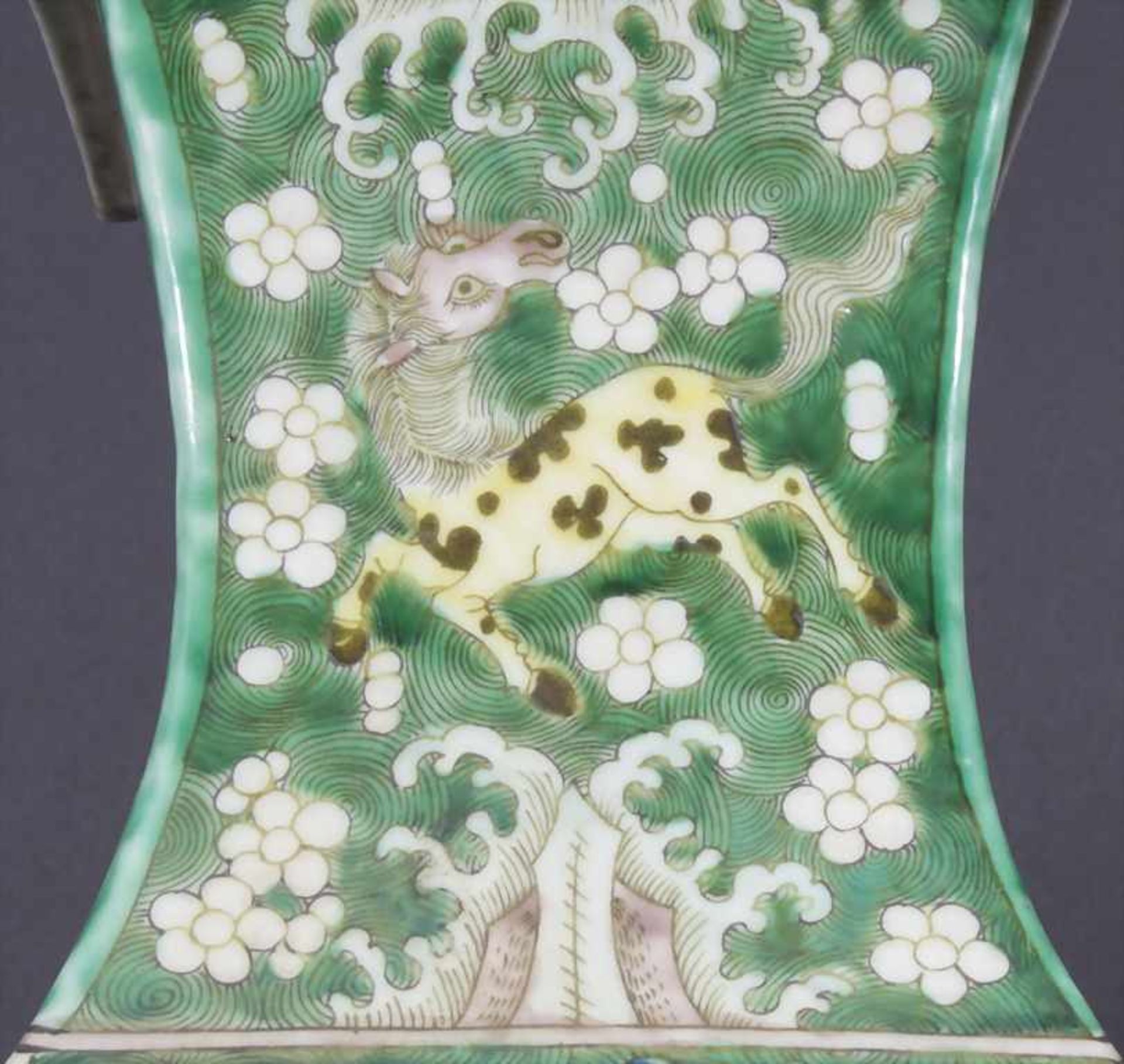 Ziervase, China, späte Qing-Dynastie, 19./20. Jh.Material: Porzellan, polychrom bemalt,Marke/ - Bild 7 aus 17