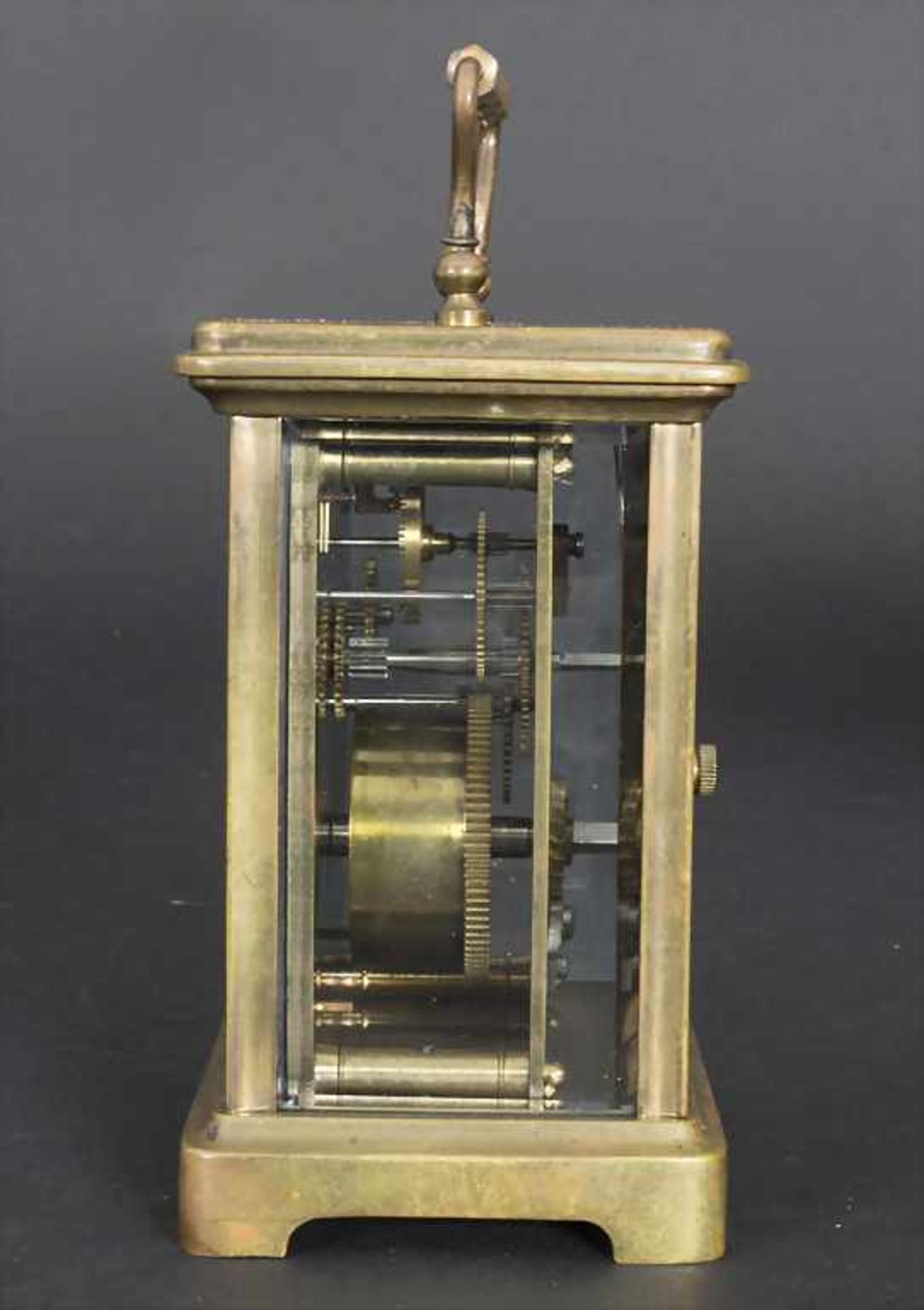 Reiseuhr / A travel clock, um 1900Material: Reiseuhr im Etui, mit Aufzug-Schlüssel,Gehäuse: rundum - Image 2 of 7