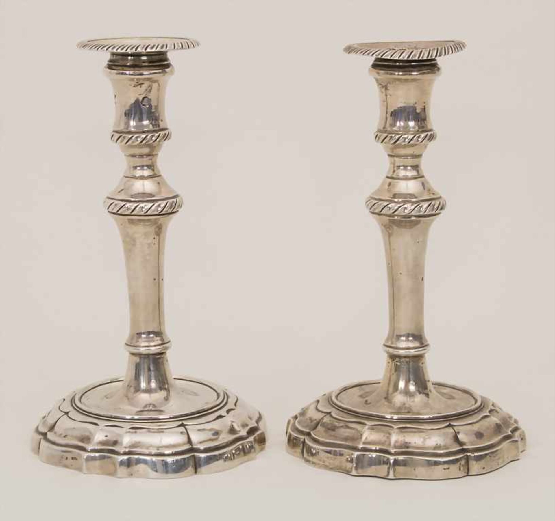 Paar Barock Leuchter / A pair of Baroque silver candlesticks, Barcelona, um 1800Material: Silber, 13