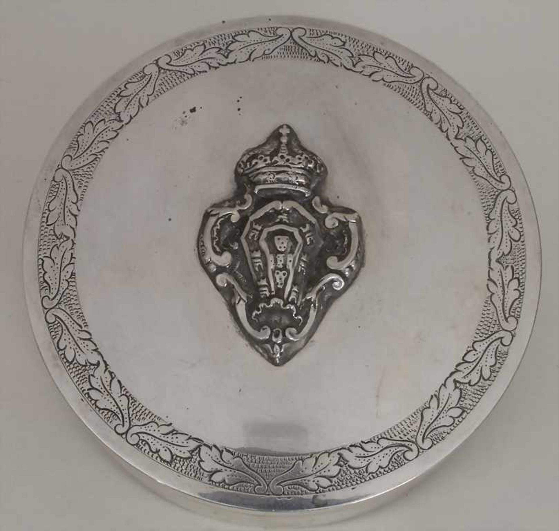 Deckeldose / A covered silver bowl, 19. Jh.Material: Silber 13 Lot, innen vergoldet, Adelswappen,