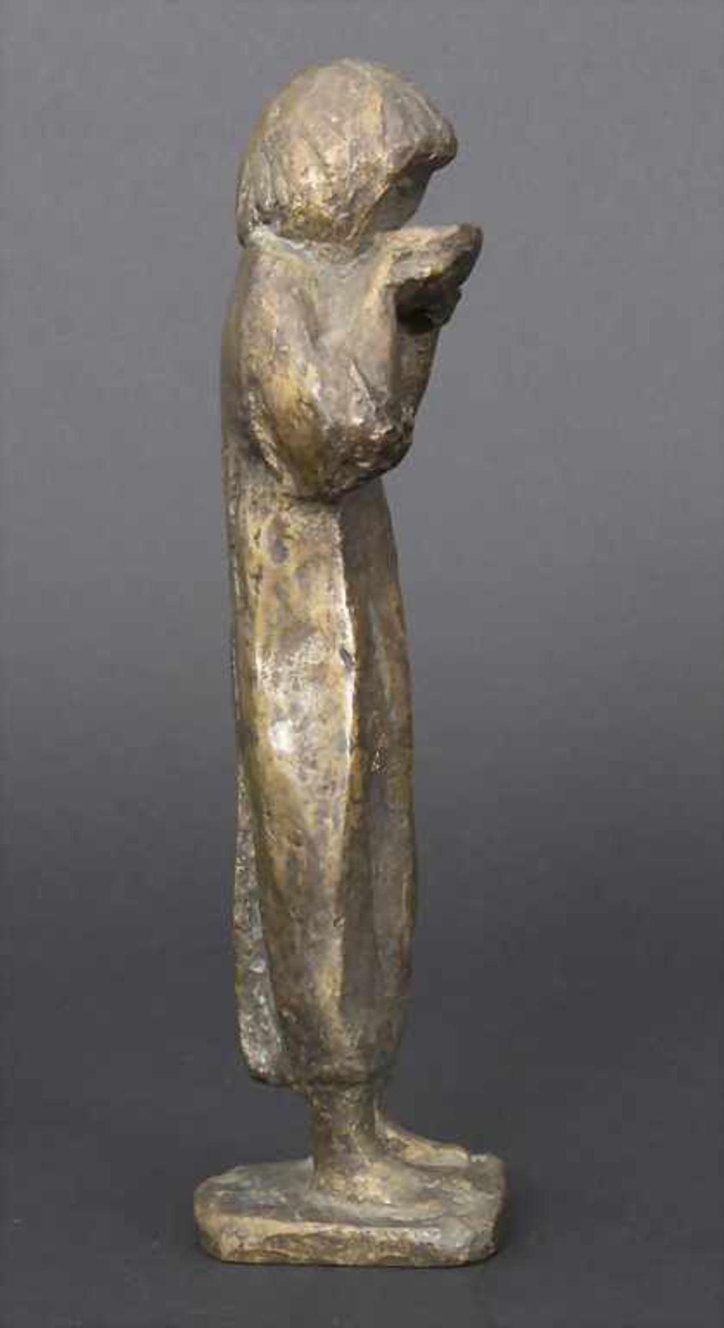 Bronzefigur 'Mädchen aus einer Schale trinkend' / 'A girl drinking from a bowl'Technik: Bronze, - Bild 4 aus 5