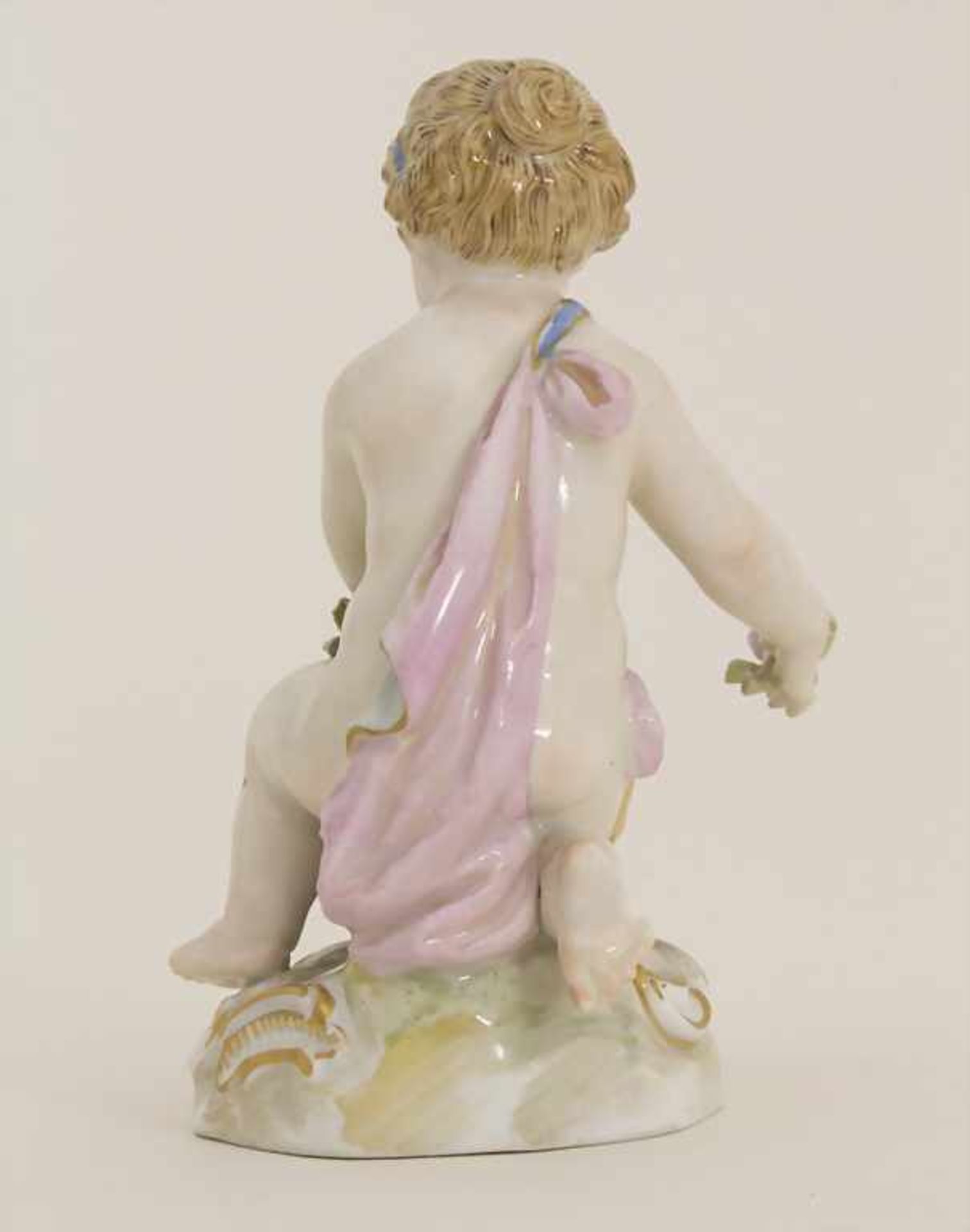 Kniender Putto mit Blumenkorb und einer Rose in der Hand / A kneeling cherub with flower basket - Bild 4 aus 6