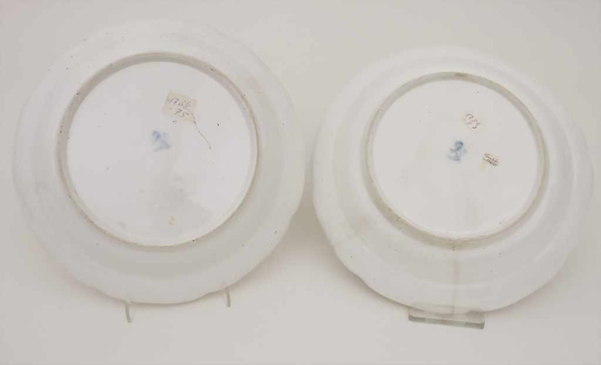 Paar Teller / A pair of plates, Frankenthal, um 1757Material: Porzellan, polychrom bemalt, glasiert, - Bild 7 aus 7
