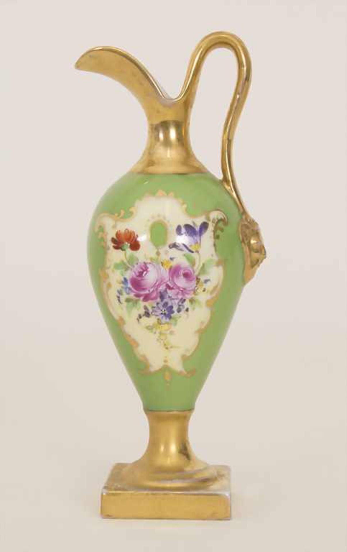 Kleine Henkelkanne mit Blumenbouquets / A small jug with handle, um 1880Material: Porzellan,