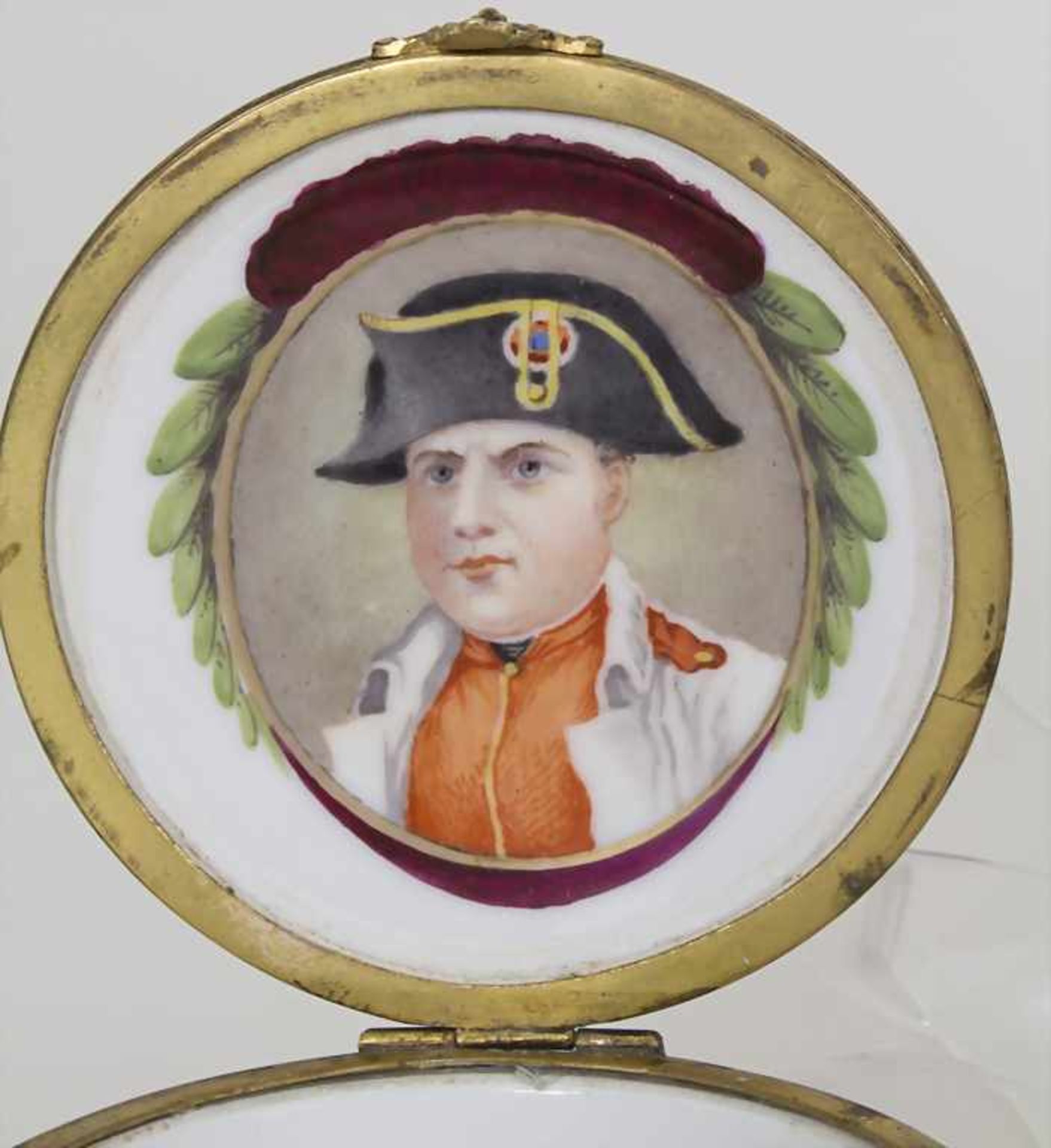 Deckeldose / Tabatiere mit Jagdszene und Napoleon / A snuff box with a hunting scene and Napoleon, - Bild 4 aus 7