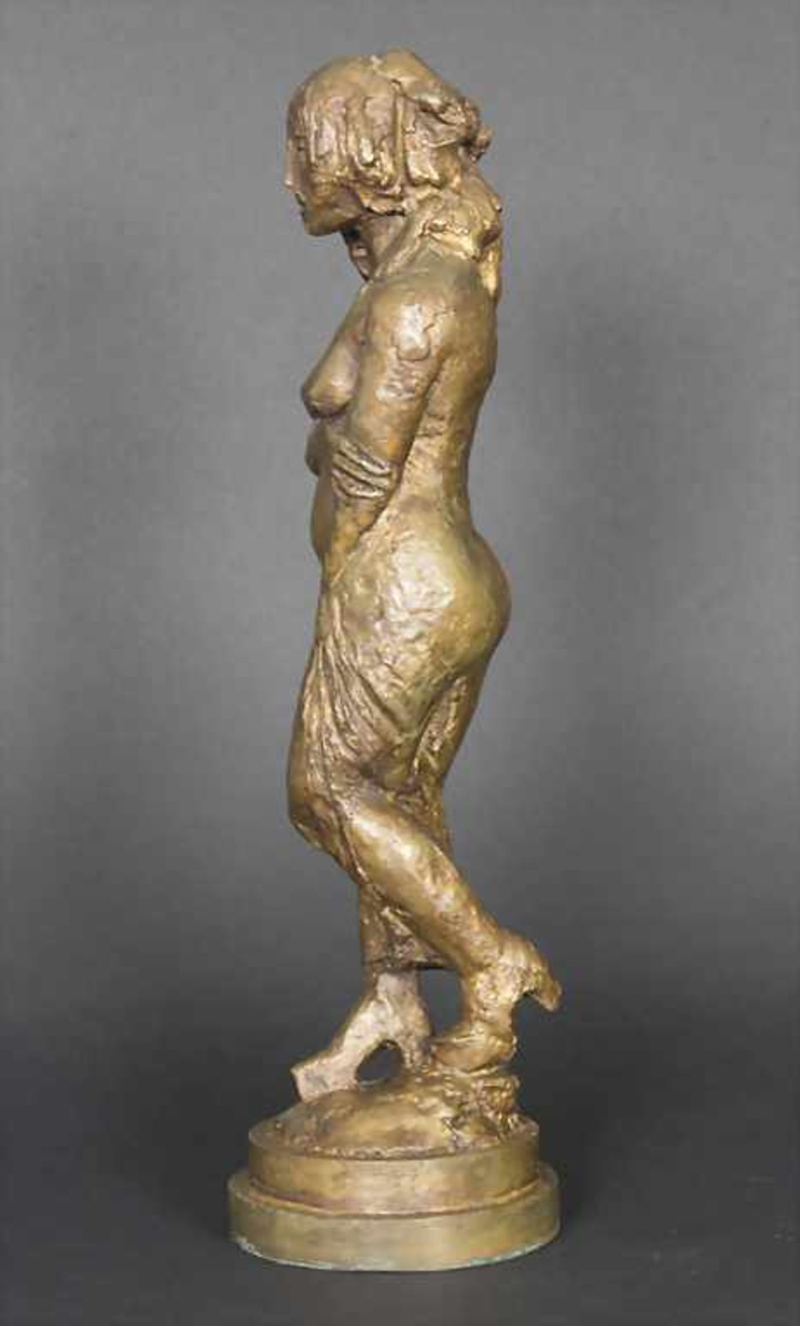 Stehender Mädchenakt, Nina Koch, geb. i. Dahl, (1962-)Material: Bronze, Goldfarben patiniert,Marke/ - Bild 2 aus 7