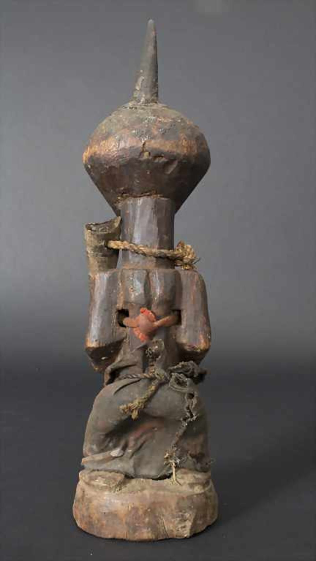 Fetisch, Songye, KongoMaterial: Holz, Kopf und Halsschmuck mit Hornbesatz, Brustgürtel mit magischer - Image 3 of 5