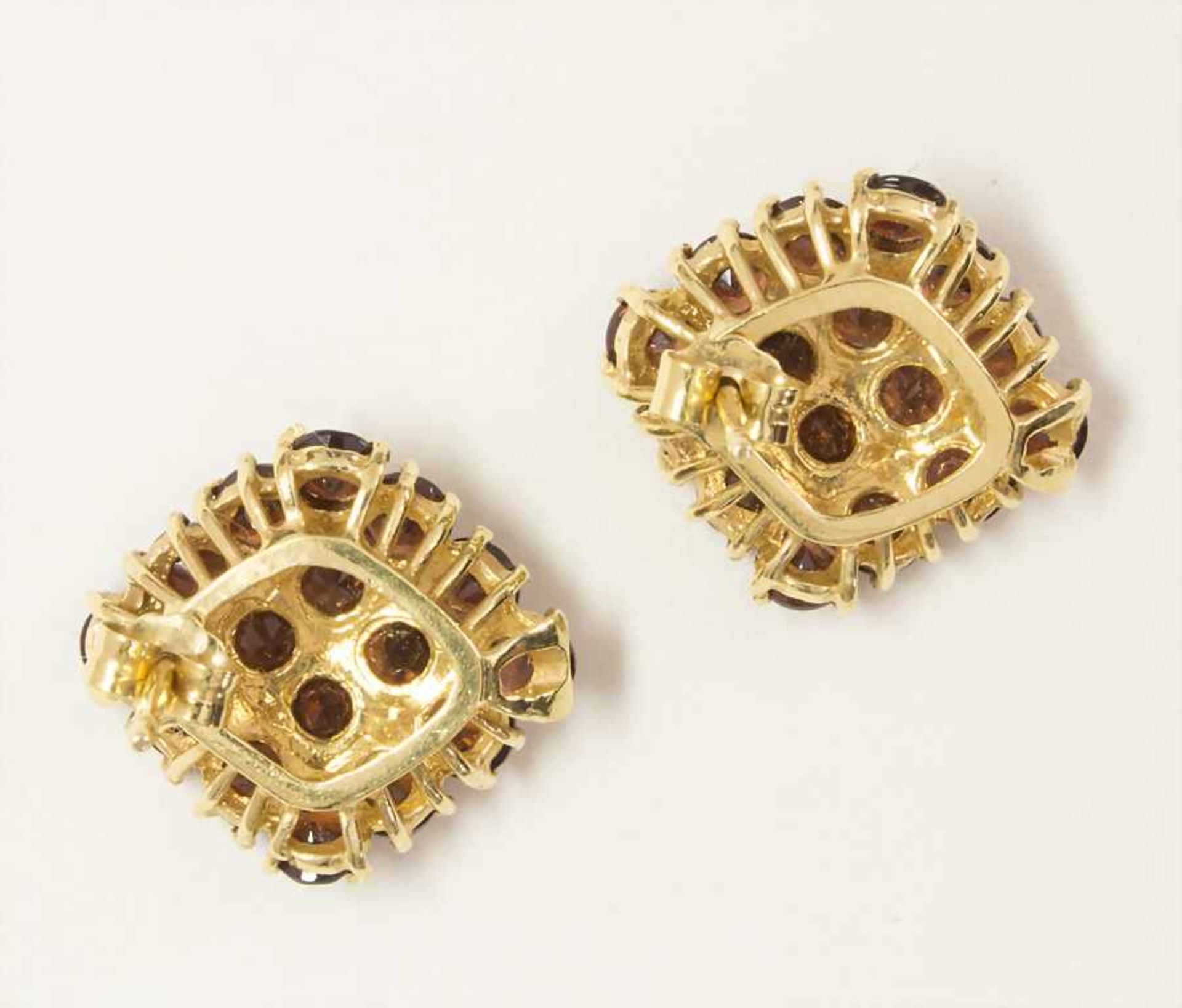 Paar Ohrstecker mit Granat / A pair of earrings with garnetMaterial: Gelbgold Au 585/000 14 Kt, - Image 2 of 2