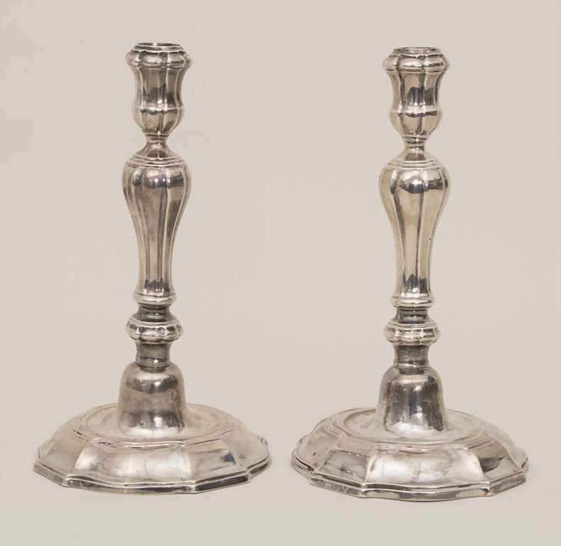 Paar Barock Kerzenleuchter / A pair of Baroque silver candlesticks, Antwerpen / Anvers, um