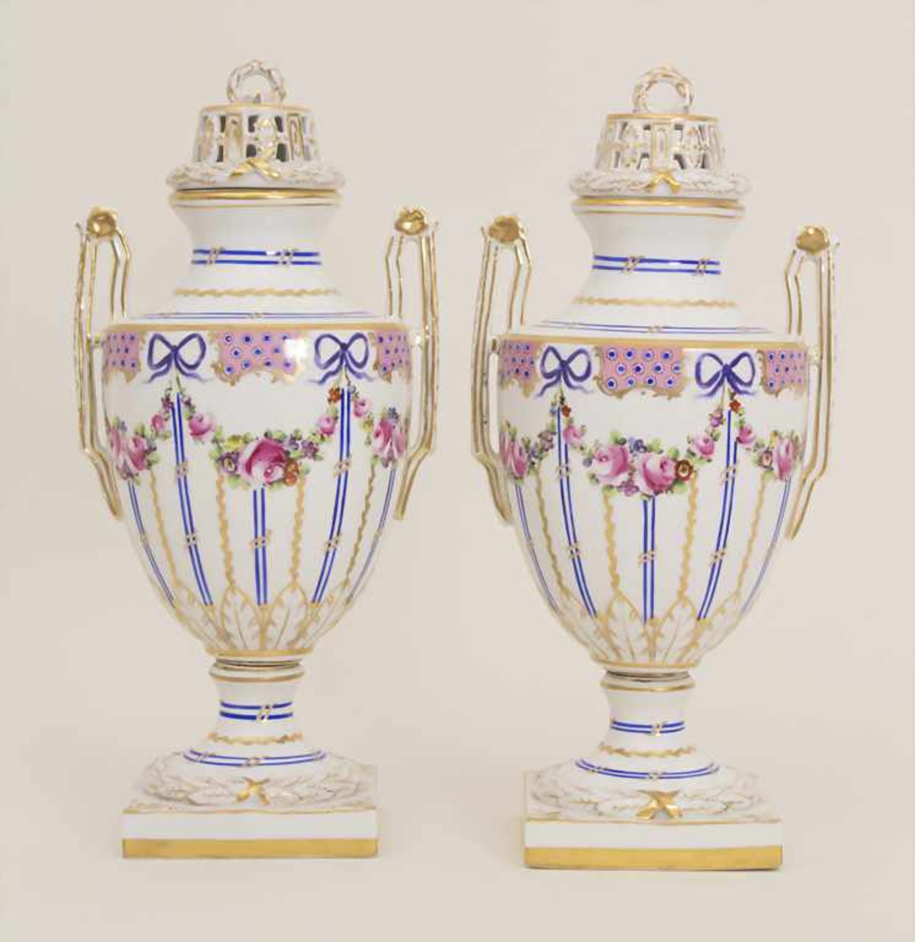 Paar Potpourri-Henkelvasen / A pair of potpourri handled vases, Potschappel, um 1900Material: - Bild 3 aus 8