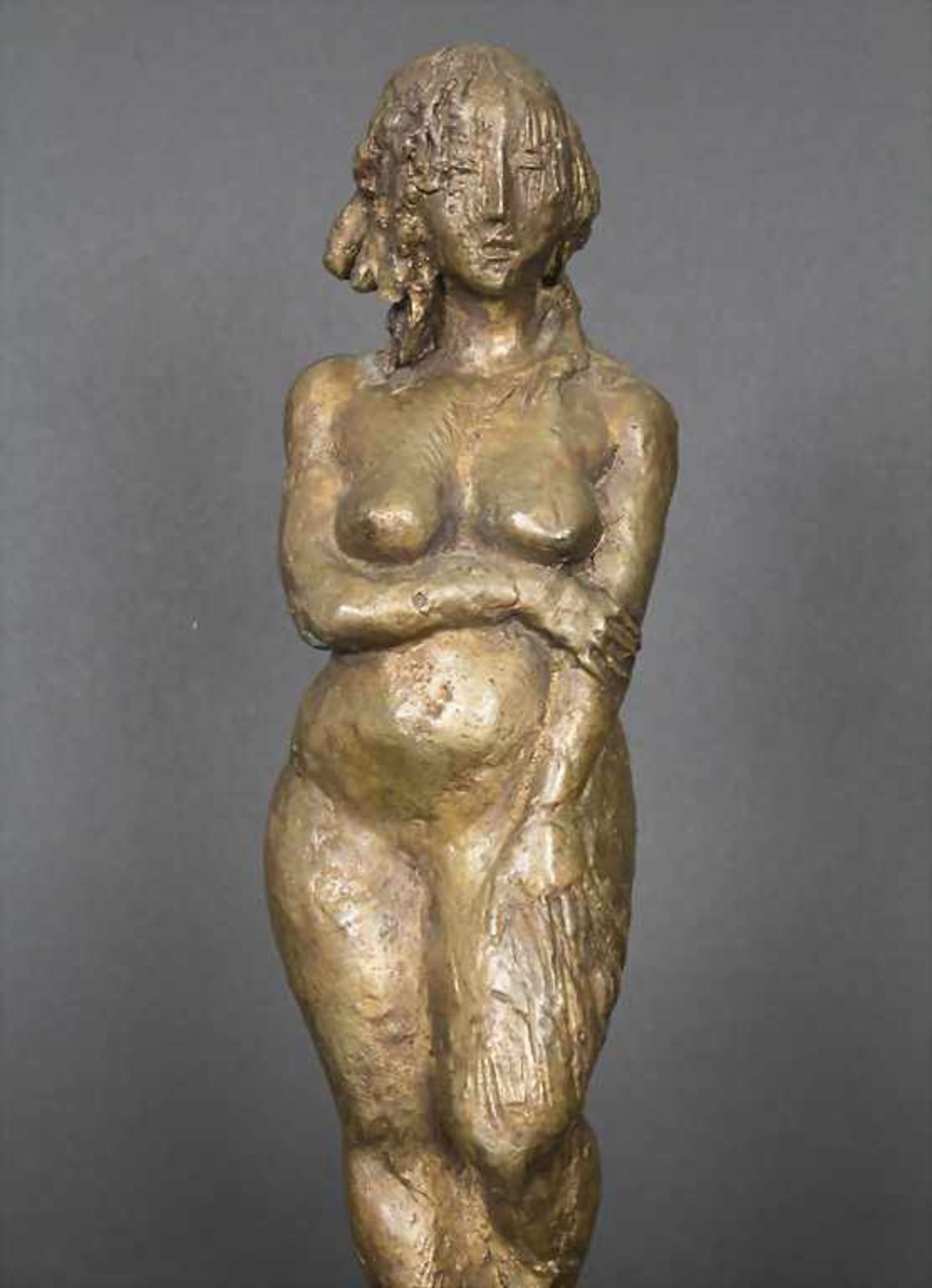 Stehender Mädchenakt, Nina Koch, geb. i. Dahl, (1962-)Material: Bronze, Goldfarben patiniert,Marke/ - Bild 6 aus 7